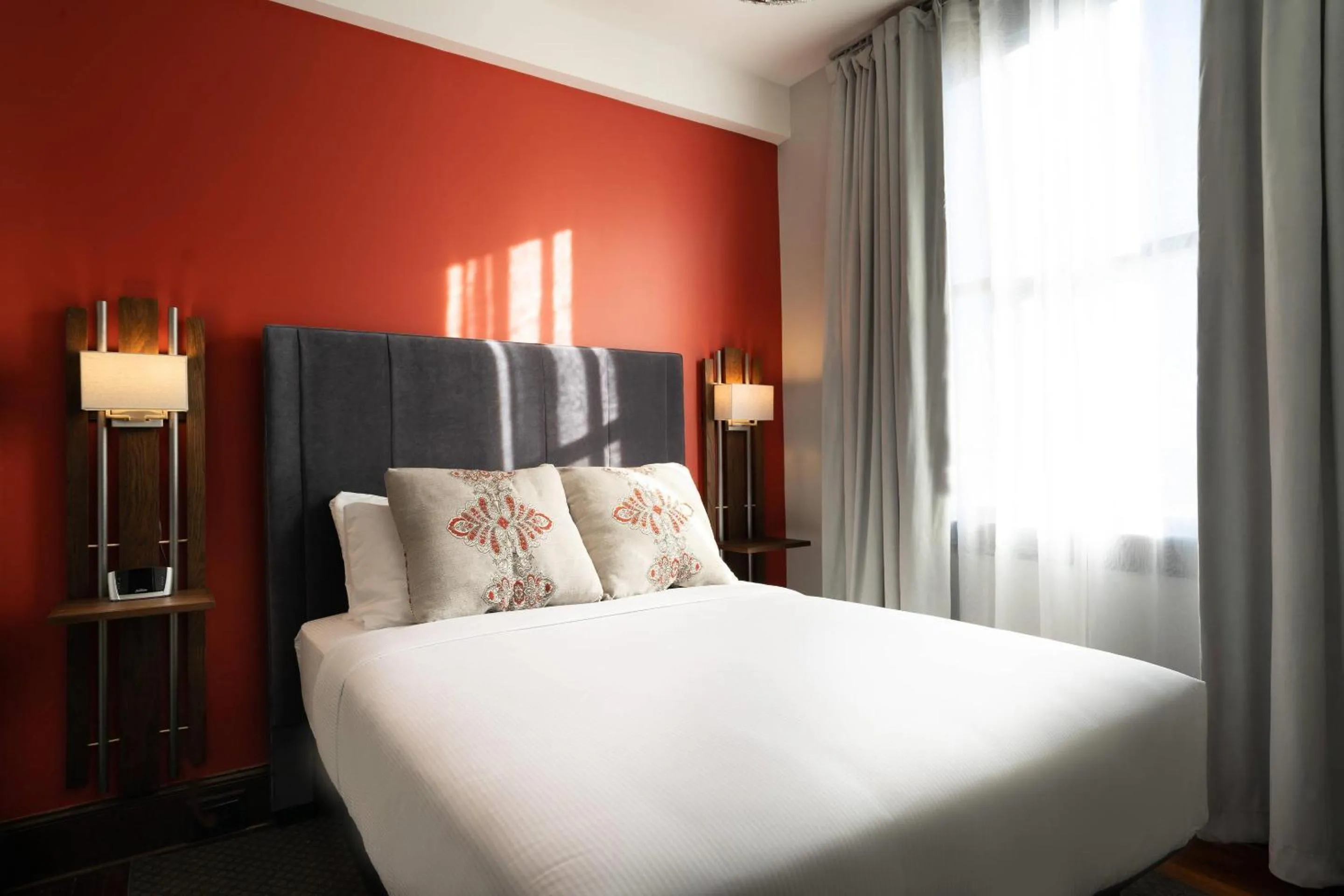 Bedroom, Bed in The Esquire Hotel Downtown Gastonia, an Ascend Collection Hotel