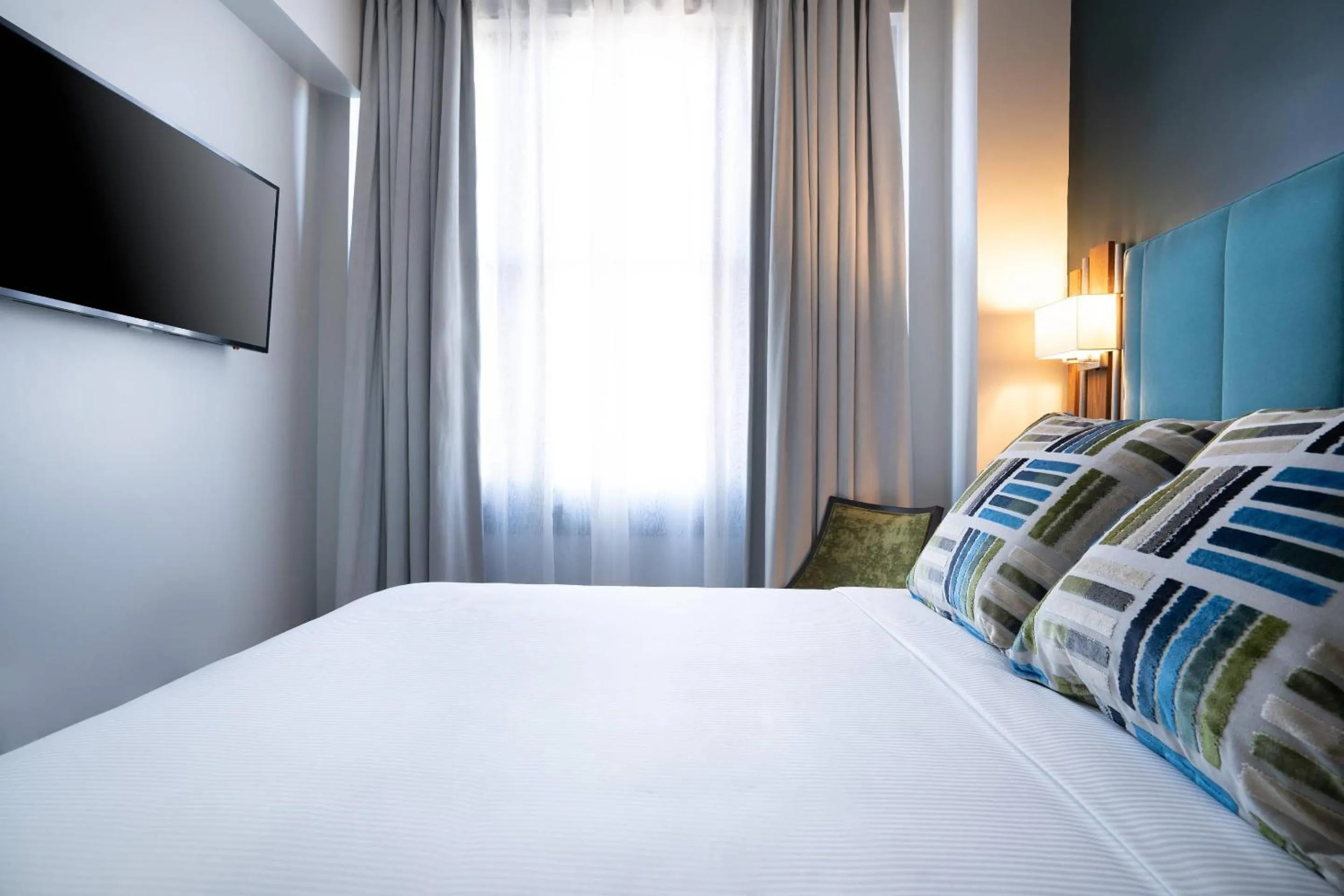 Bedroom, Bed in The Esquire Hotel Downtown Gastonia, an Ascend Collection Hotel