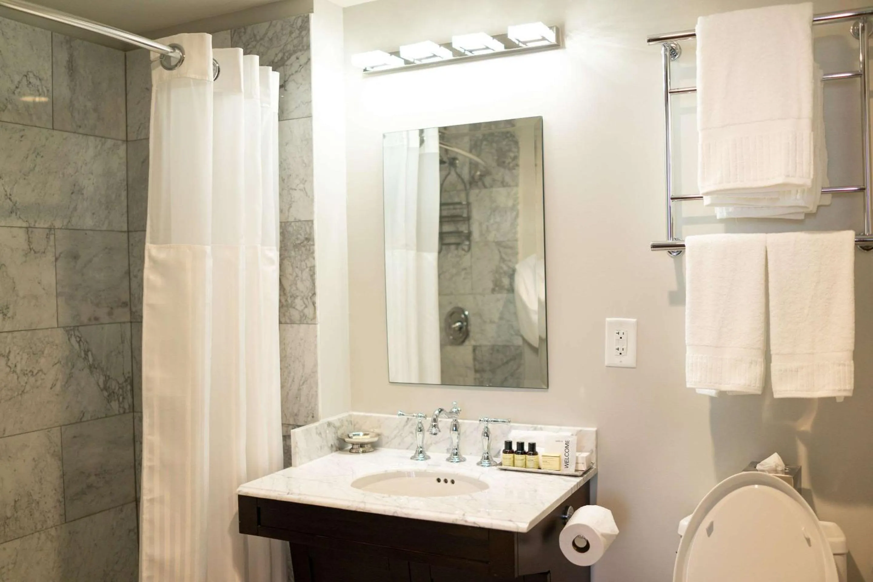 Bedroom in The Esquire Hotel Downtown Gastonia, an Ascend Collection Hotel