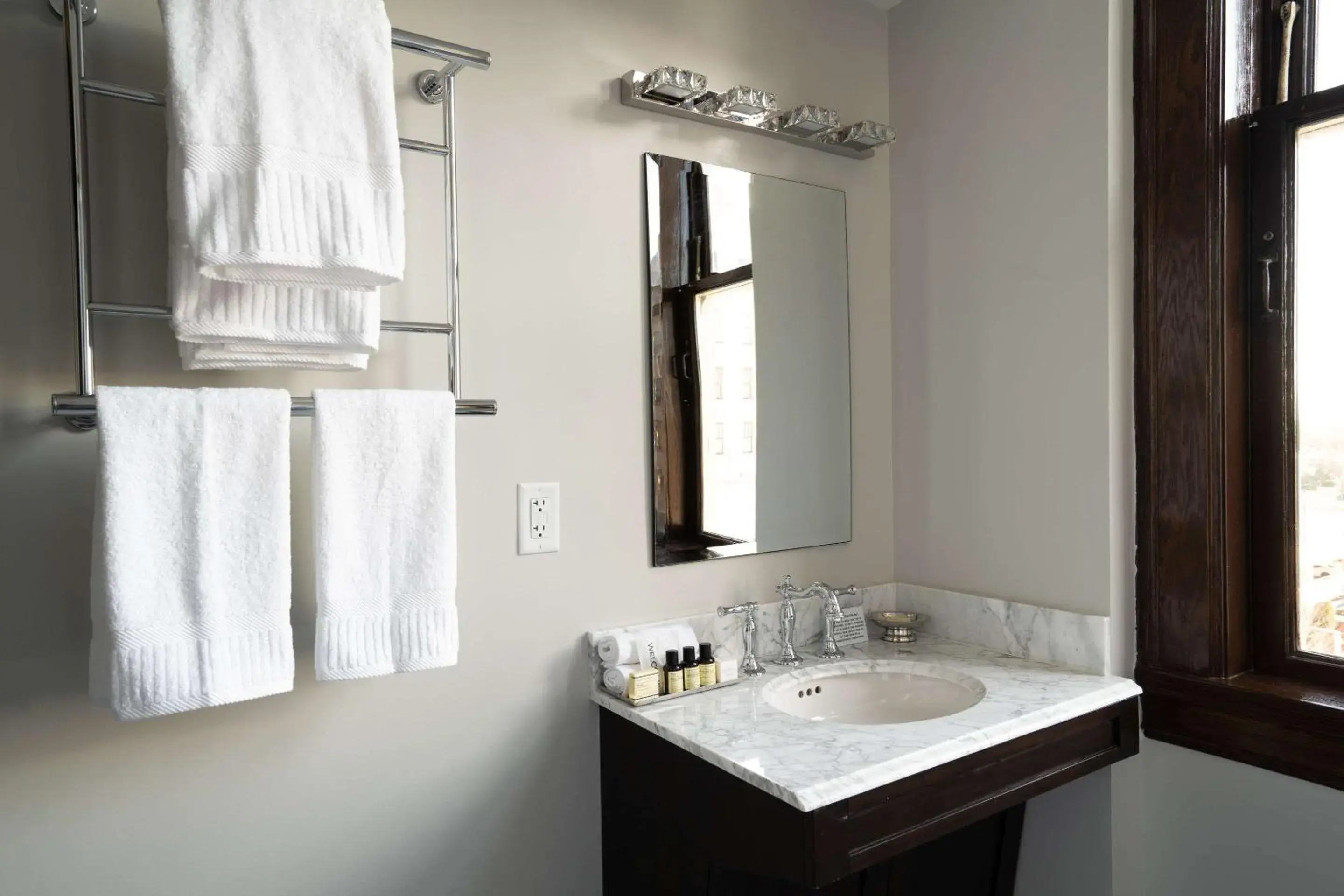 Queen Room - Non Smoking in The Esquire Hotel Downtown Gastonia, an Ascend Collection Hotel Queen Room - Non Smoking in The Esquire Hotel Downtown Gastonia, an Ascend Collection Hotel