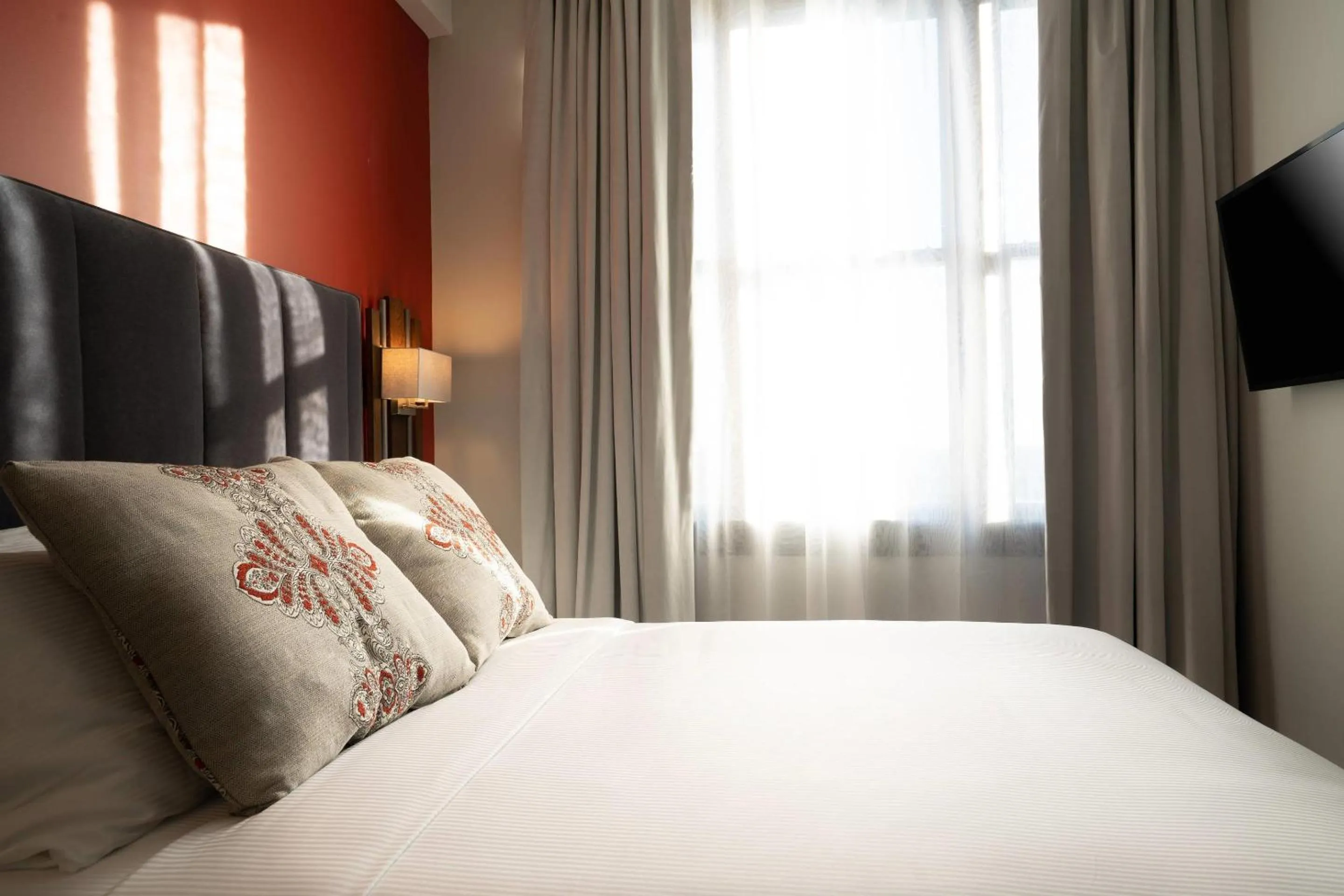 Bedroom, Bed in The Esquire Hotel Downtown Gastonia, an Ascend Collection Hotel