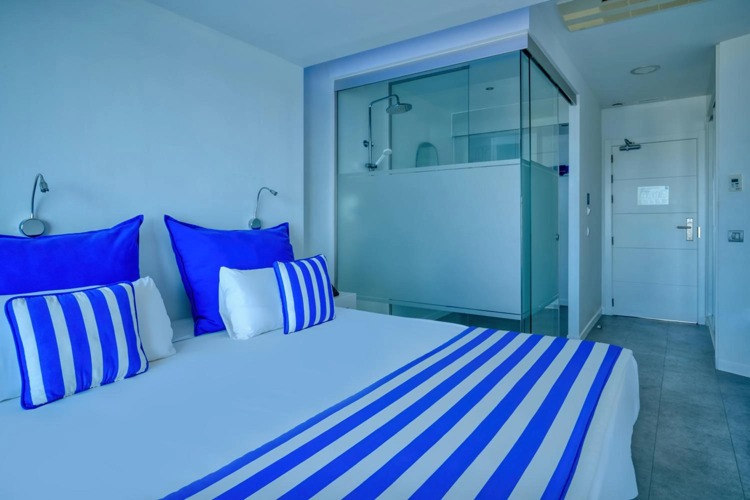 Shower, Bed in Hotel Boutique La Marquesina - Adults Only