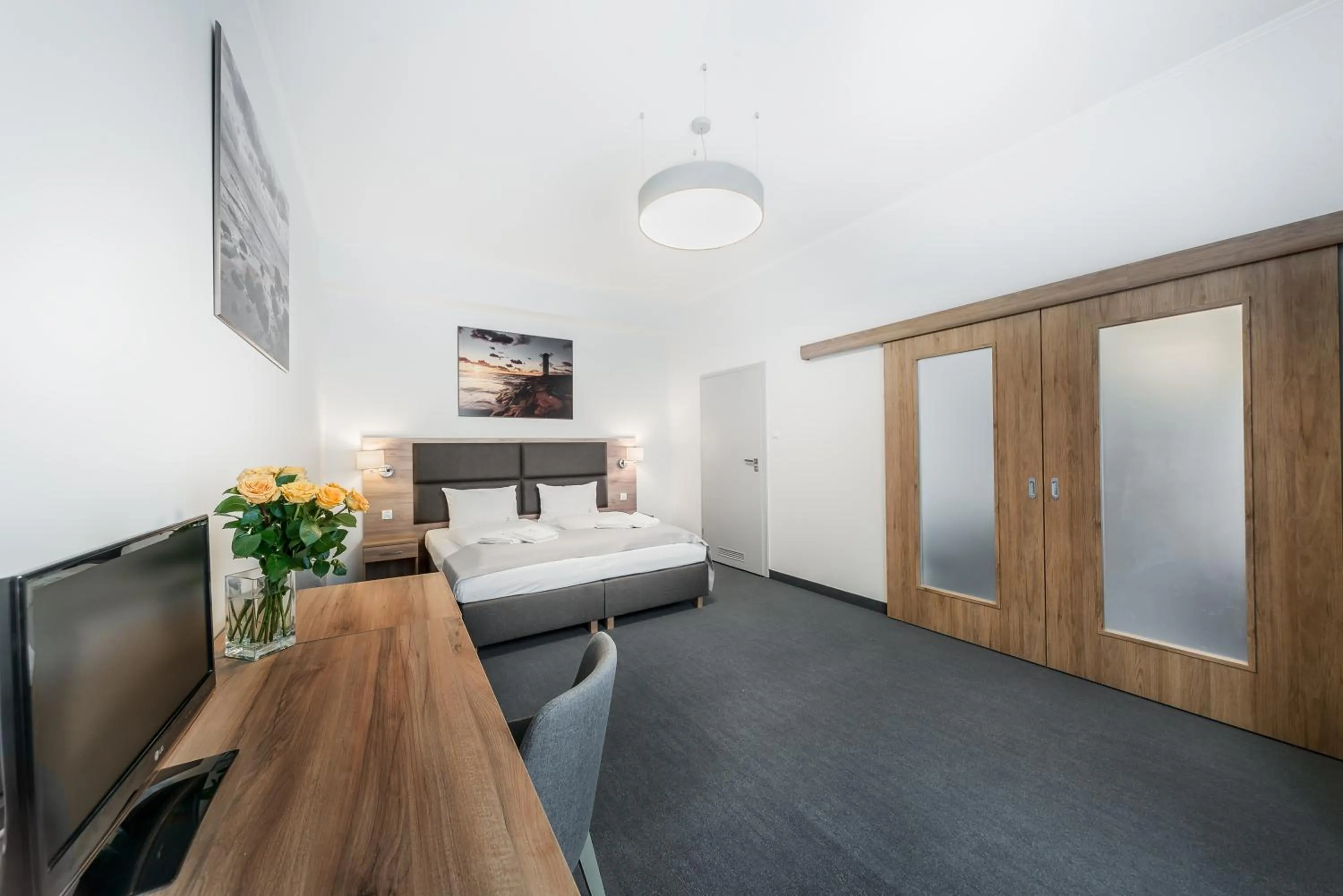 Photo of the whole room, Bed in Harmony House