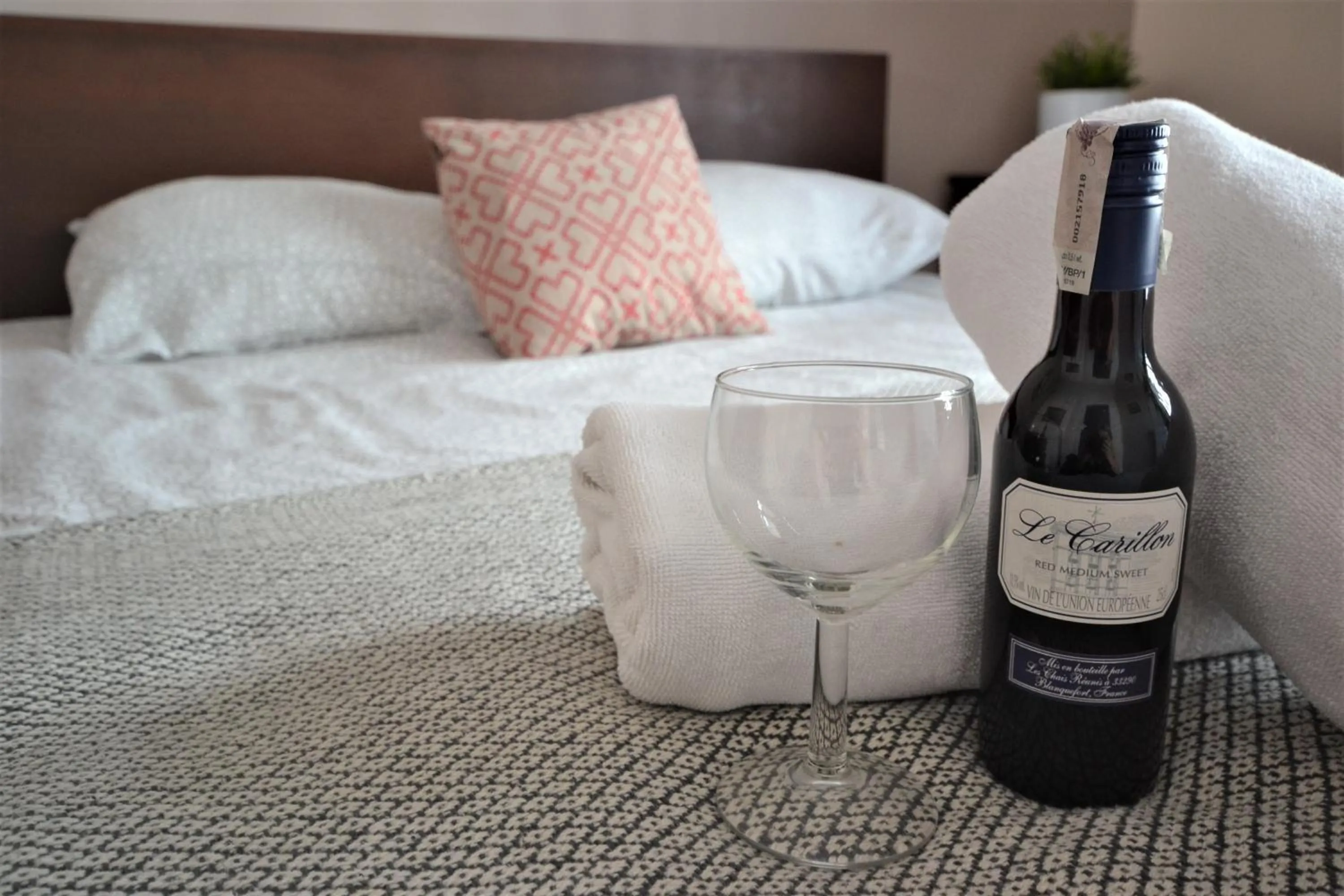 Photo of the whole room, Bed in NotaBene Wola Apartment