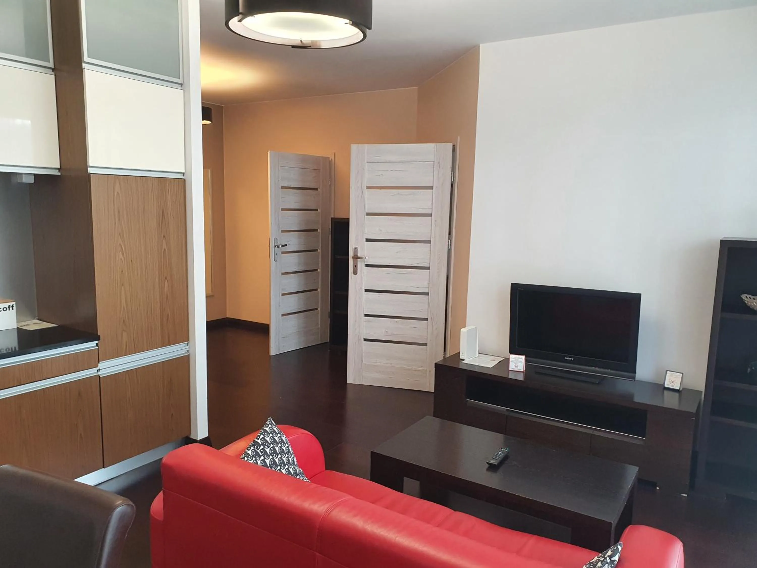 Kitchen or kitchenette, TV/Entertainment Center in NotaBene Wola Apartment