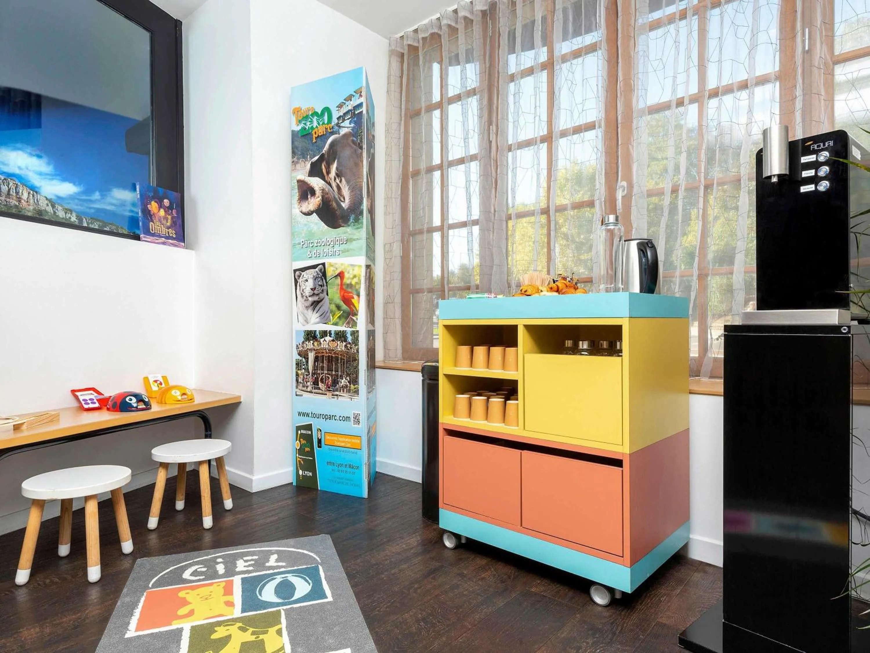 People in ibis Styles Macon Centre