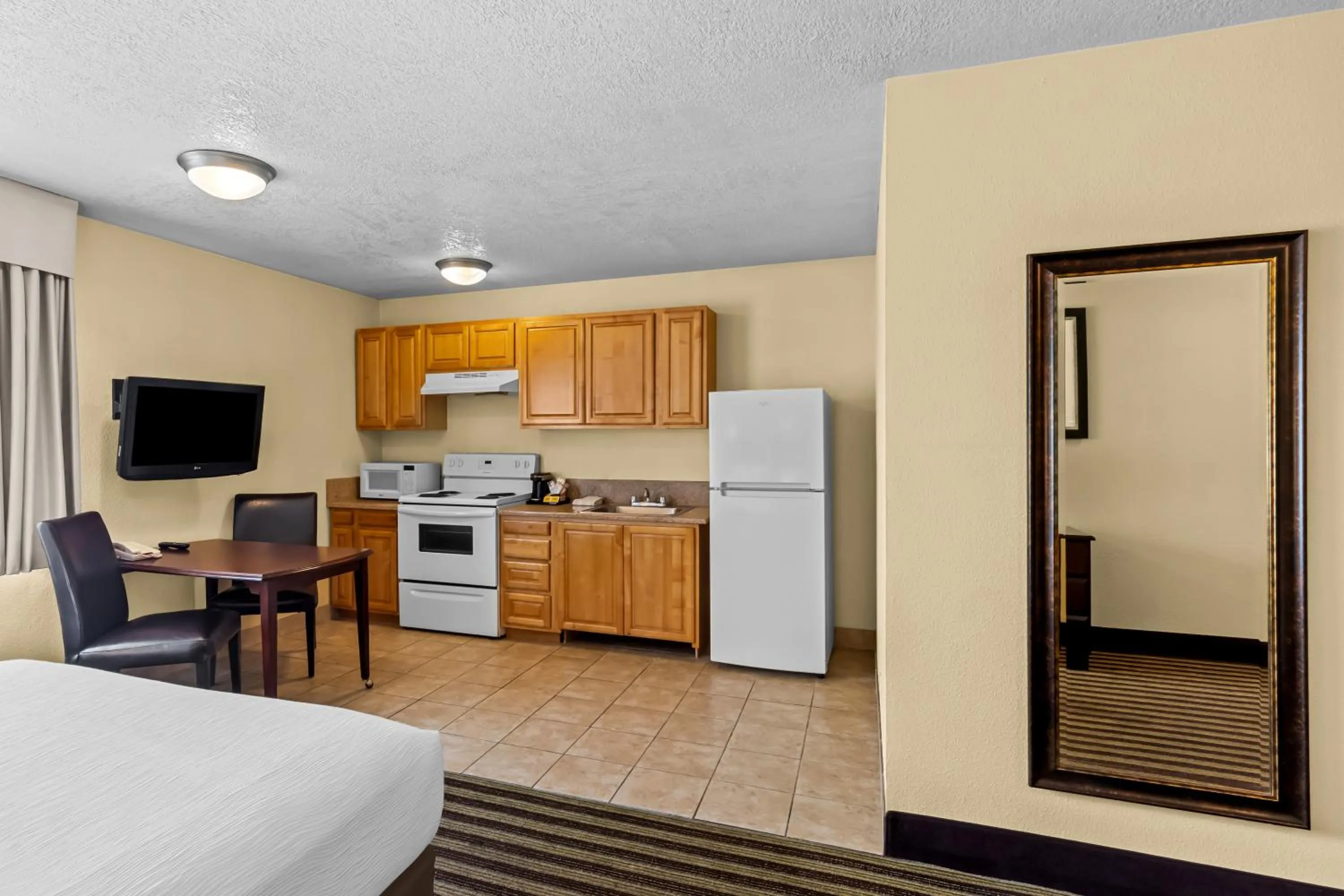 Kitchen or kitchenette in Quality Inn & Suites Vancouver - Hazel Dell