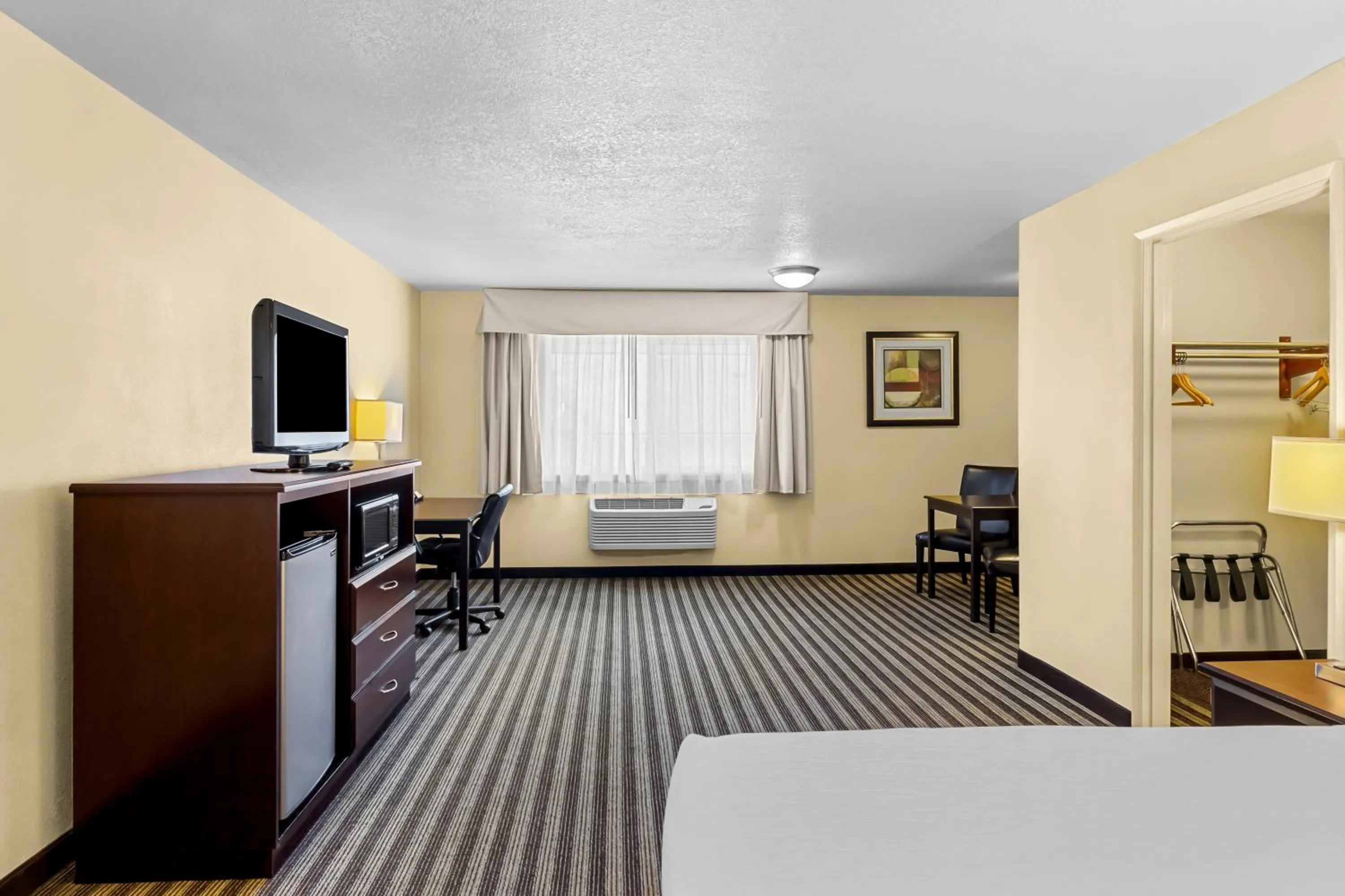 Photo of the whole room, Bed in Quality Inn & Suites Vancouver - Hazel Dell