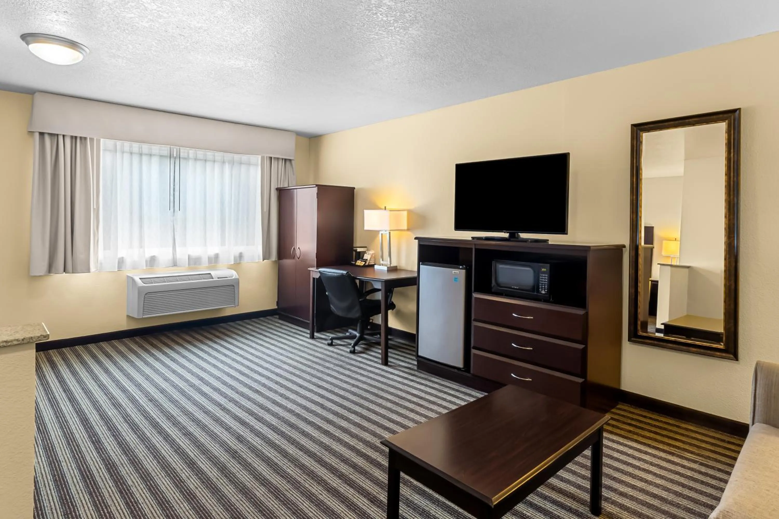 TV and multimedia, Bed in Quality Inn & Suites Vancouver - Hazel Dell