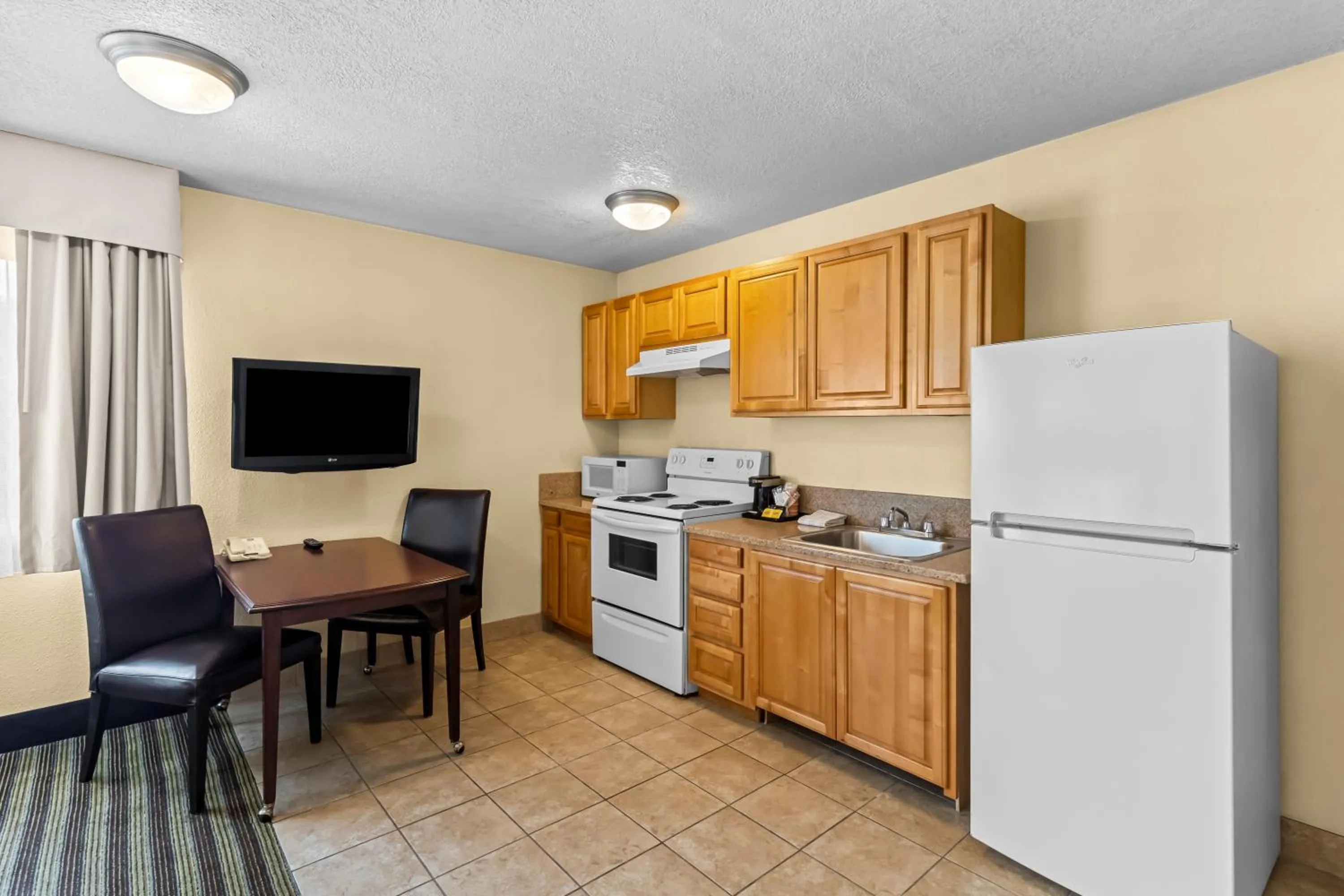 Kitchen or kitchenette in Quality Inn & Suites Vancouver - Hazel Dell