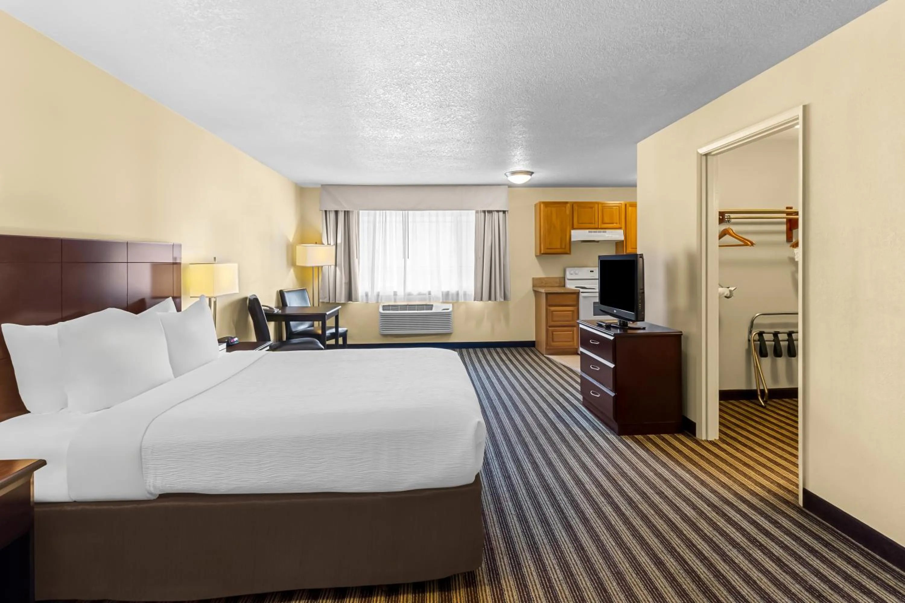 Photo of the whole room, Bed in Quality Inn & Suites Vancouver - Hazel Dell