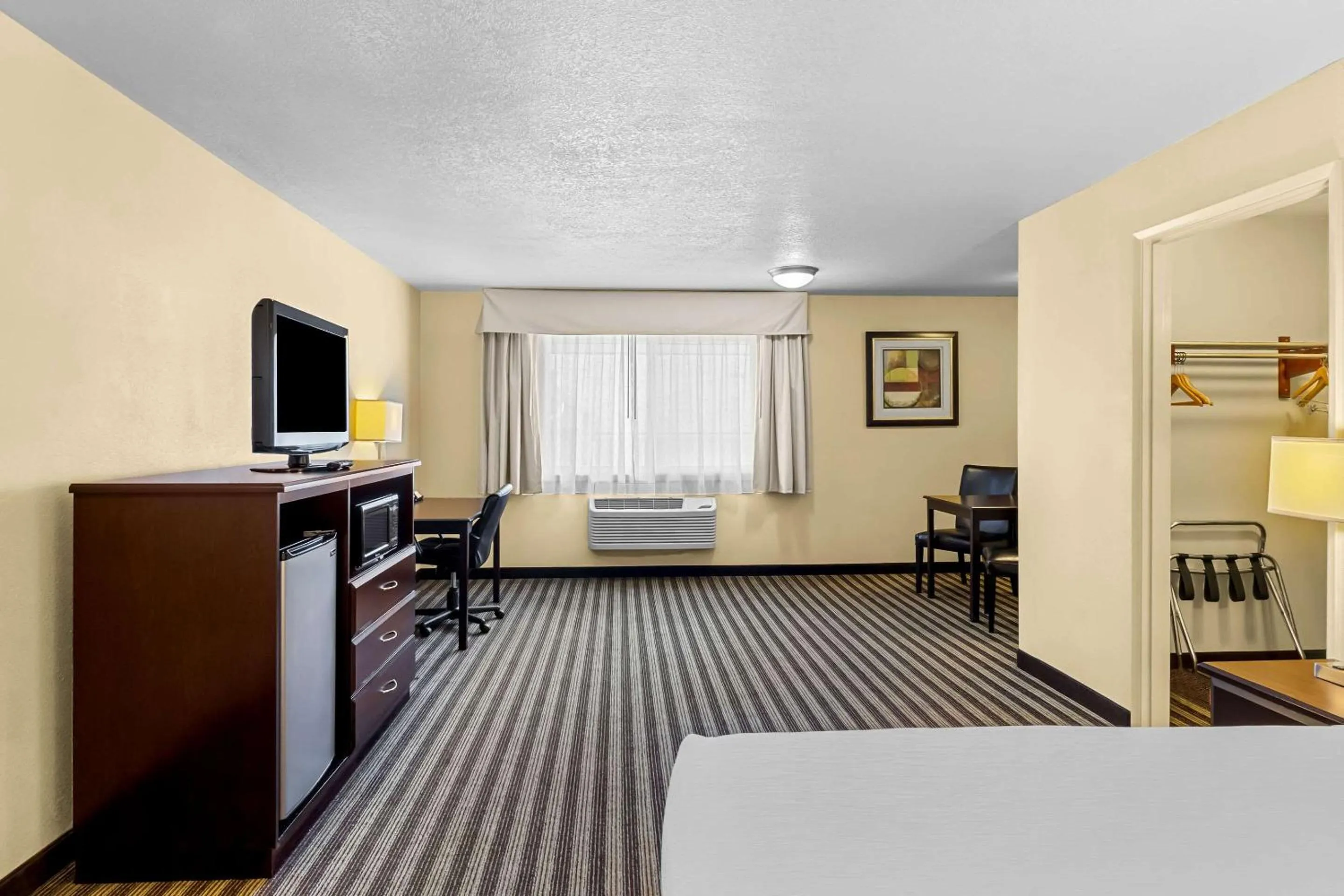 Bedroom, Bed in Quality Inn & Suites Vancouver - Hazel Dell