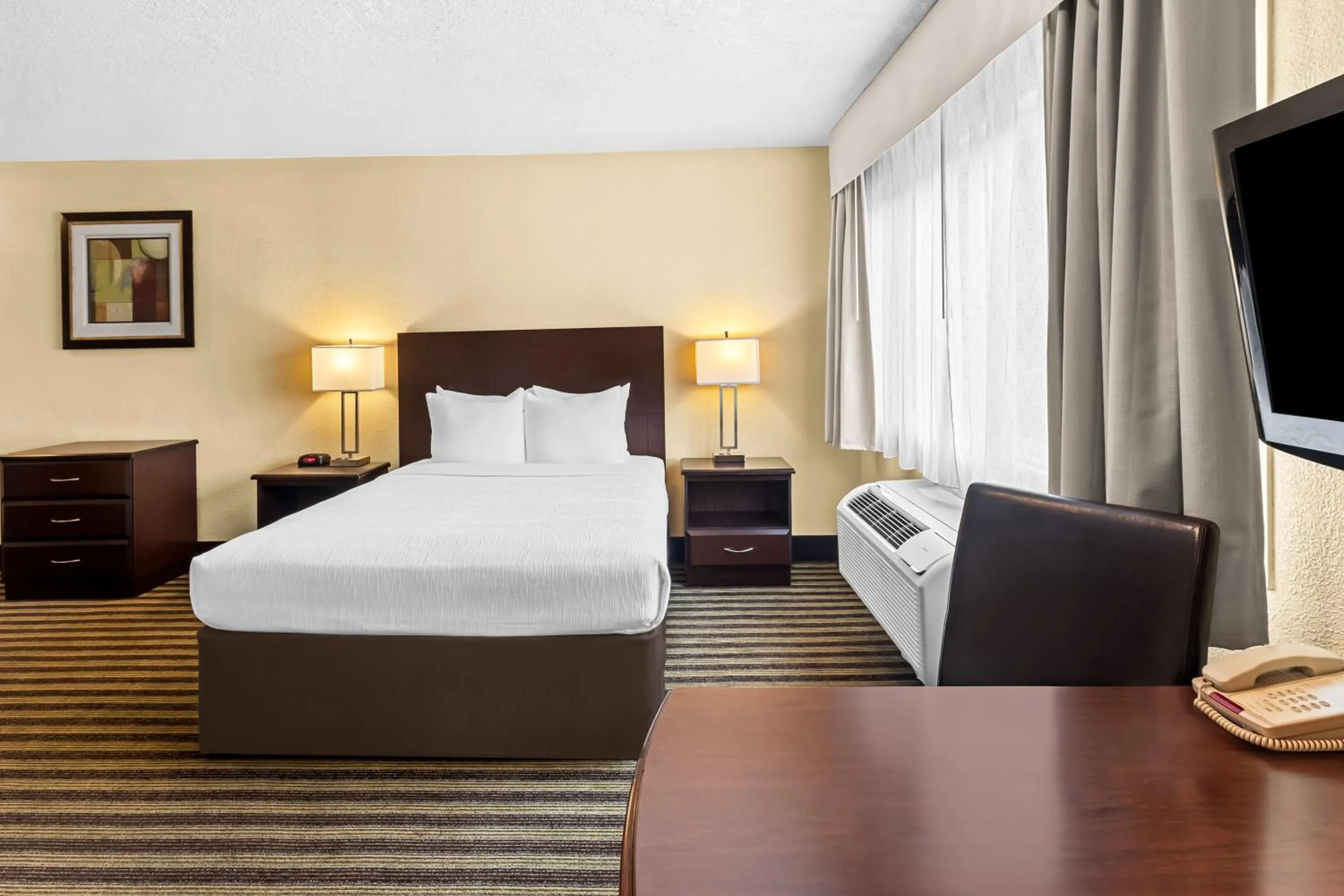 Bed in Quality Inn & Suites Vancouver - Hazel Dell