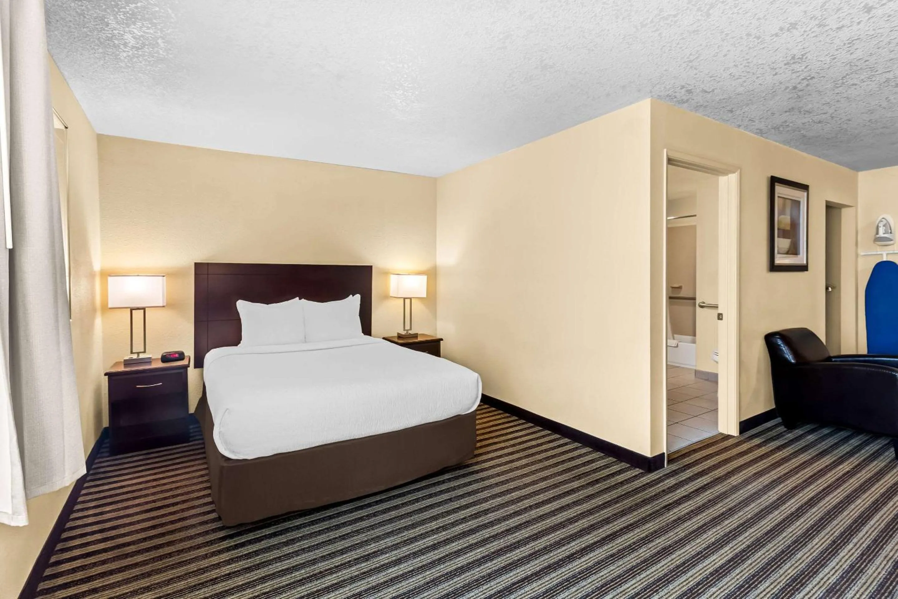 Bedroom, Bed in Quality Inn & Suites Vancouver - Hazel Dell