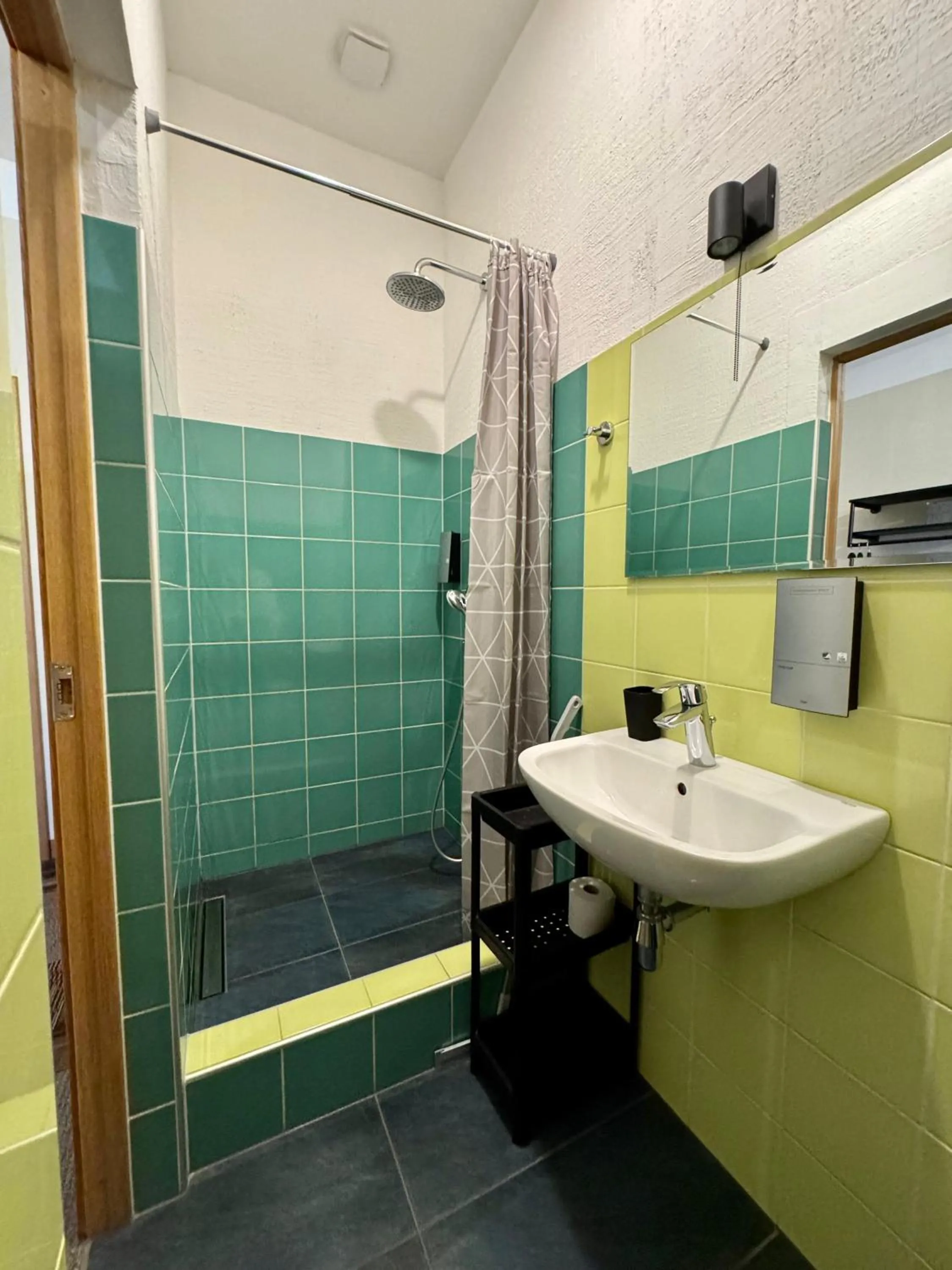 Shower in Zeit Hotel