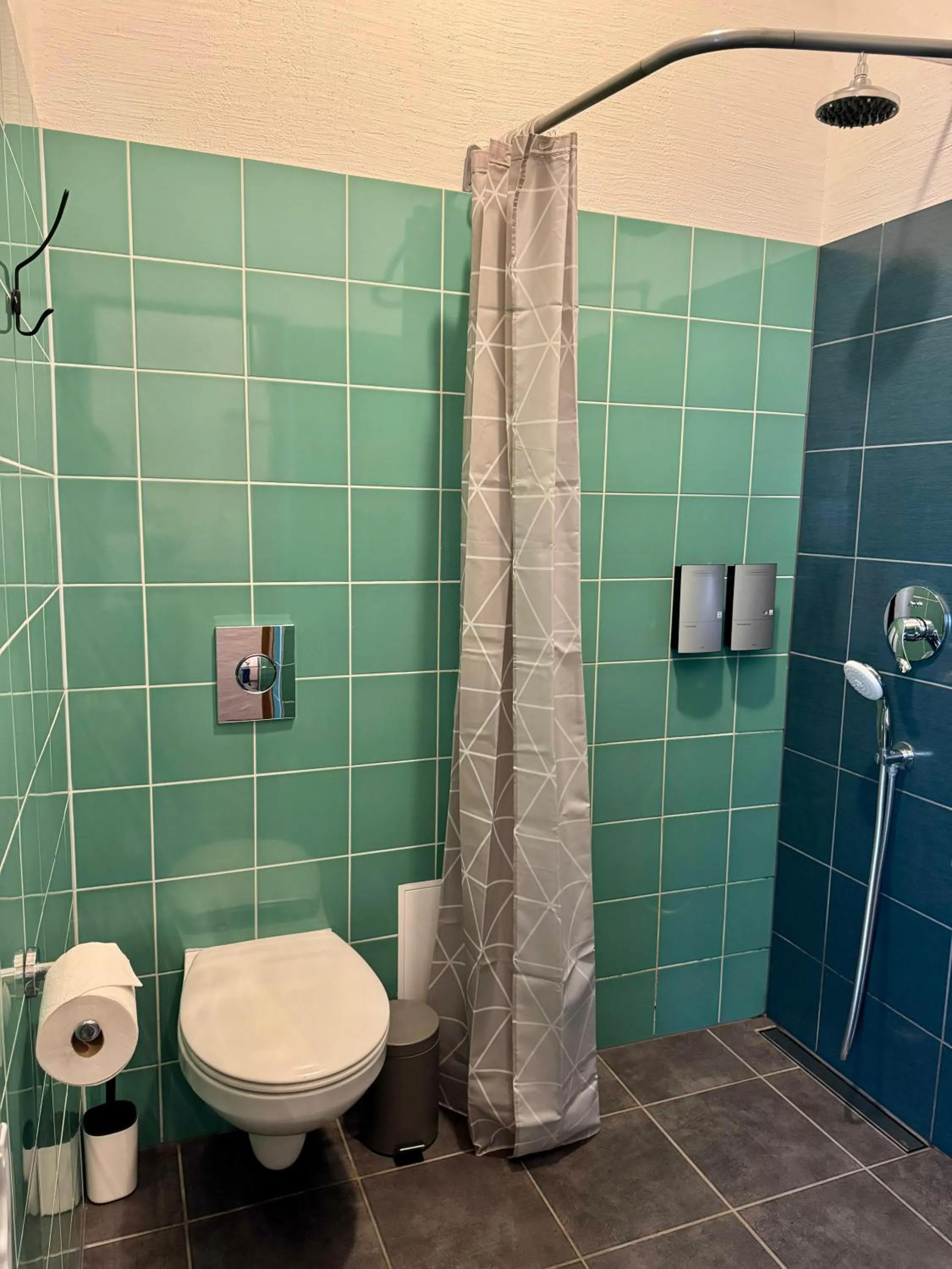 Shower in Zeit Hotel