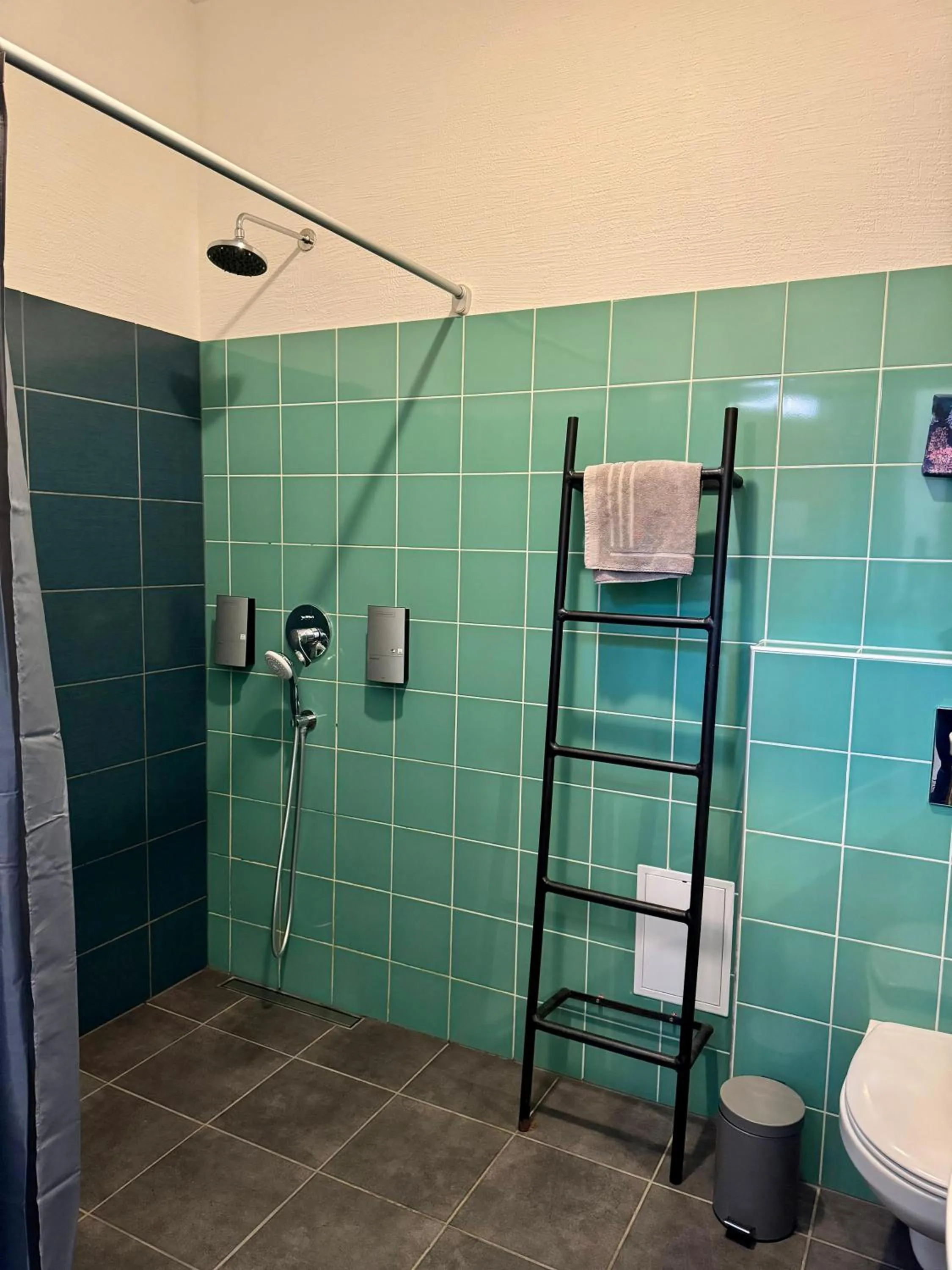 Shower in Zeit Hotel