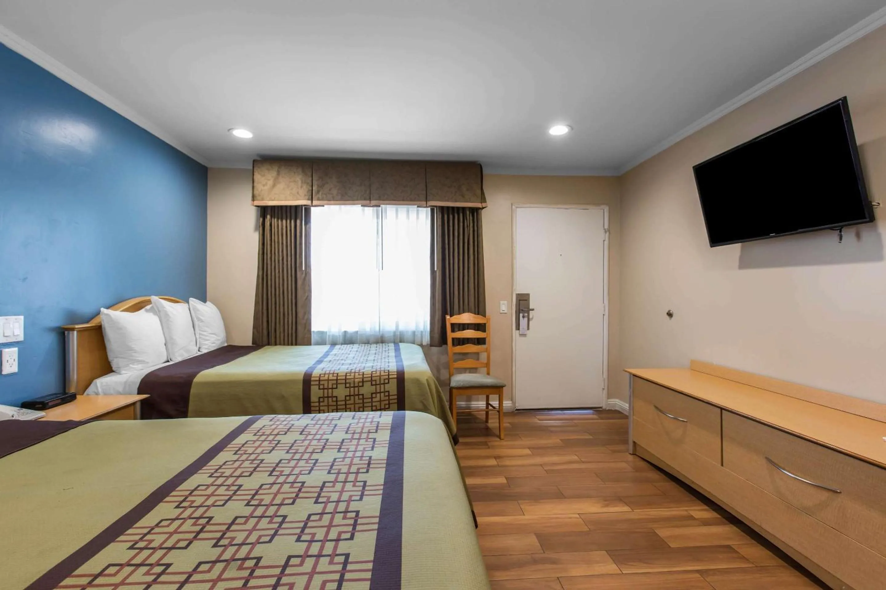 Bedroom, Bed in Rodeway Inn Escondido Downtown