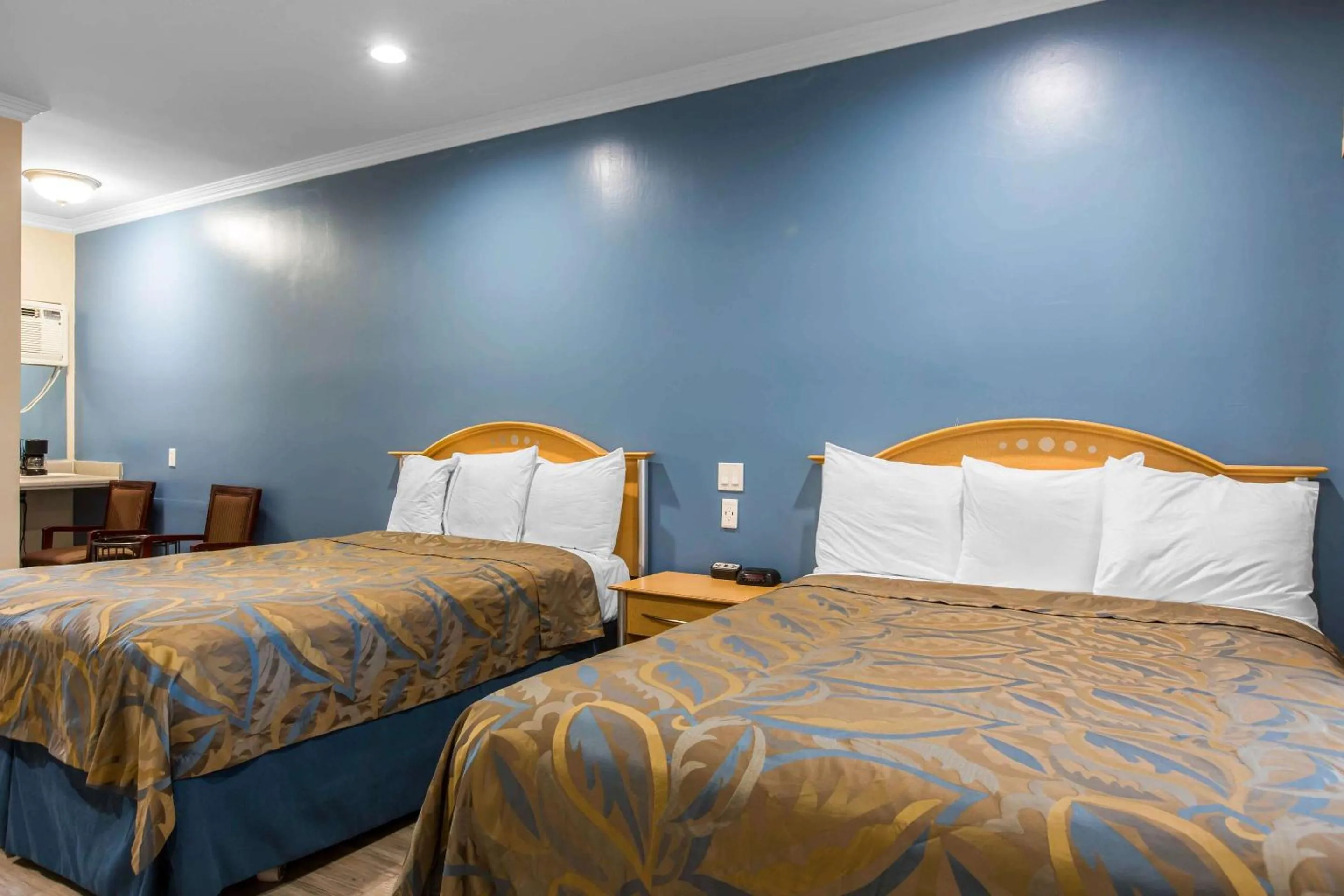 Bedroom, Bed in Rodeway Inn Escondido Downtown