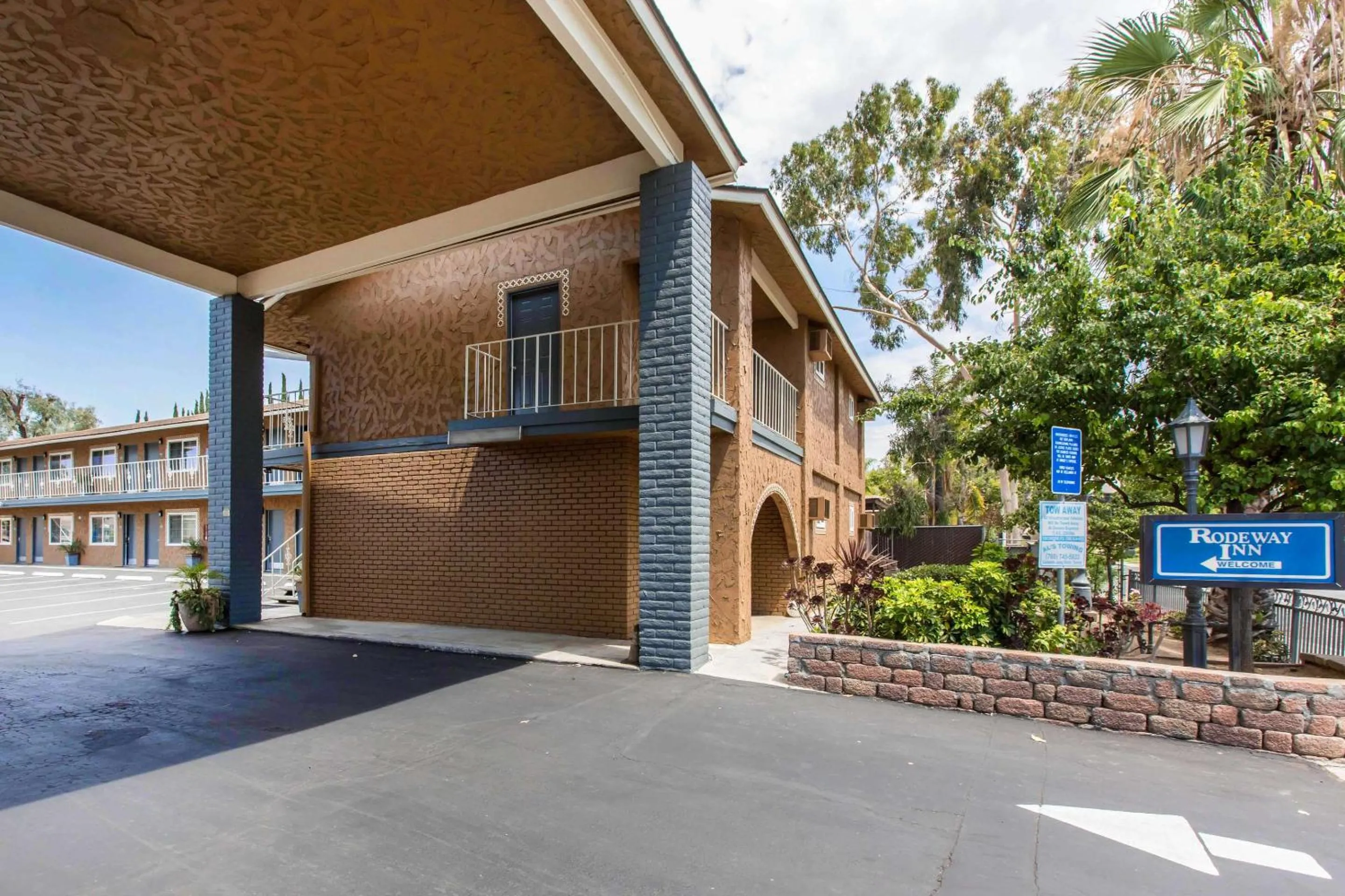 Property building in Rodeway Inn Escondido Downtown