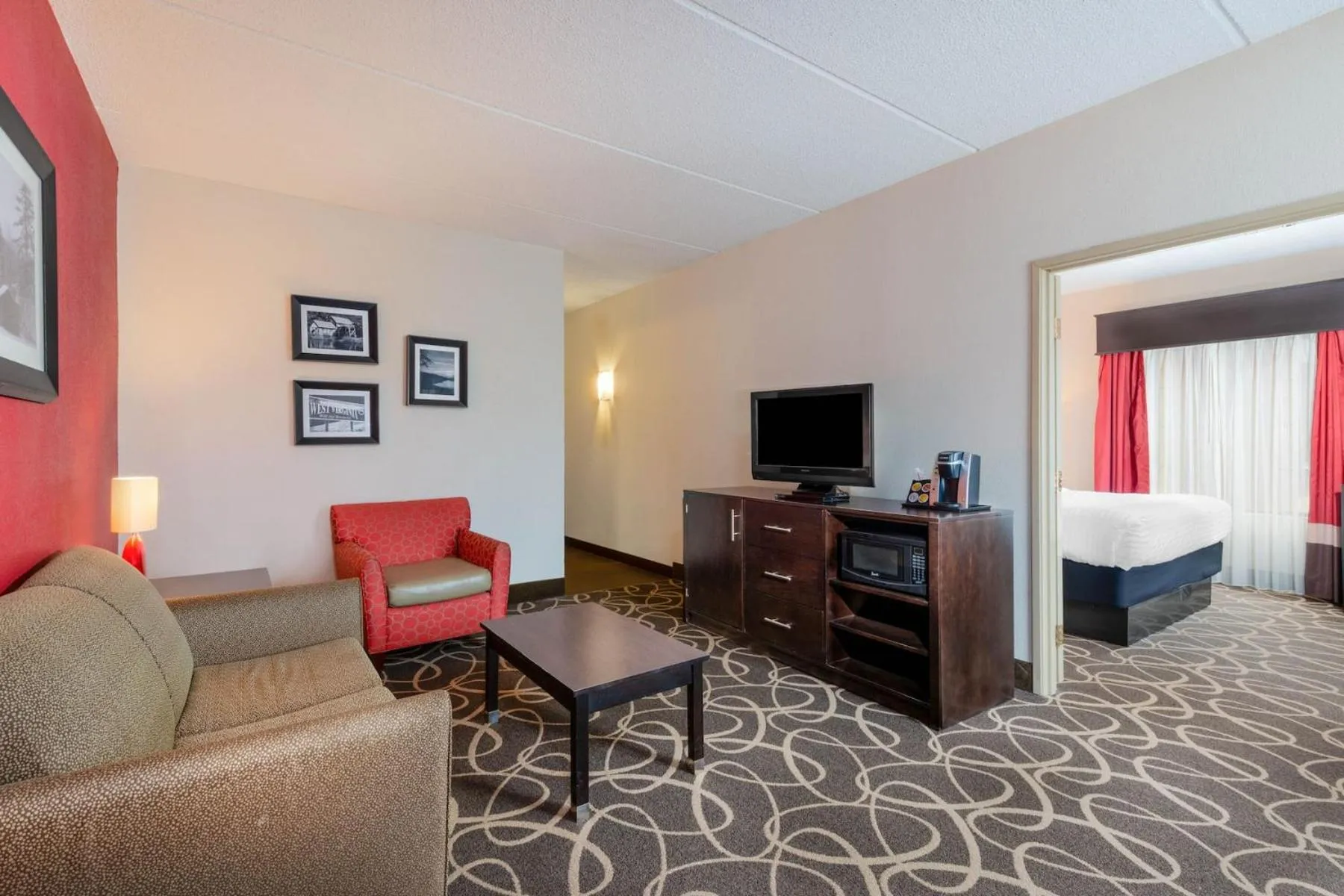 Property building, Bed in La Quinta Inn & Suites - New River Gorge National Park