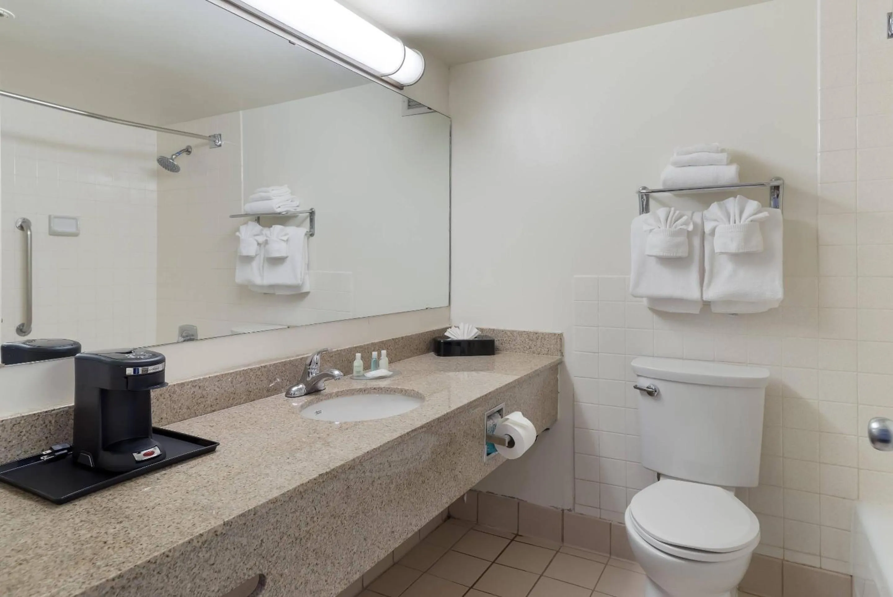 Bedroom in Clarion Hotel Concord-Walnut Creek