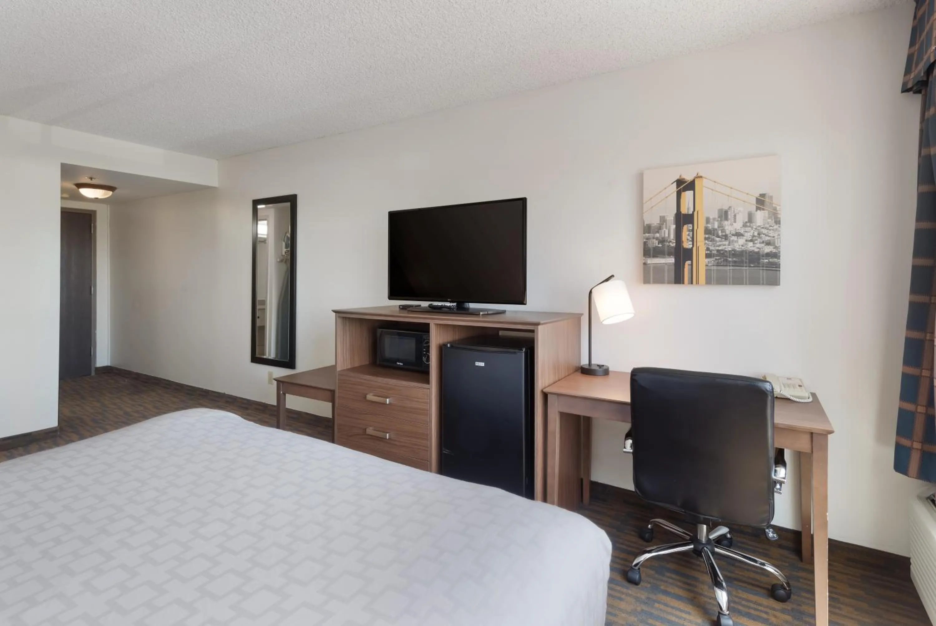 TV and multimedia, Bed in Clarion Hotel Concord-Walnut Creek