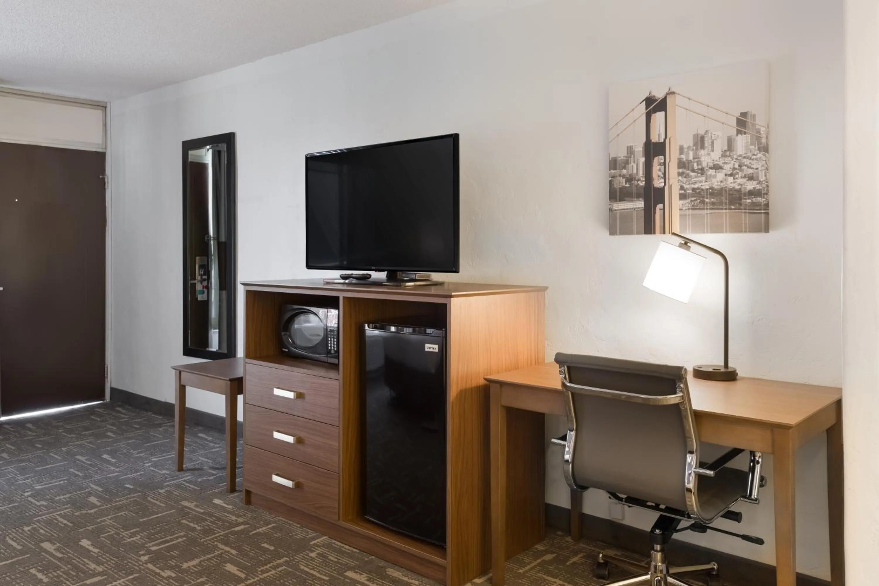 TV and multimedia in Clarion Hotel Concord-Walnut Creek