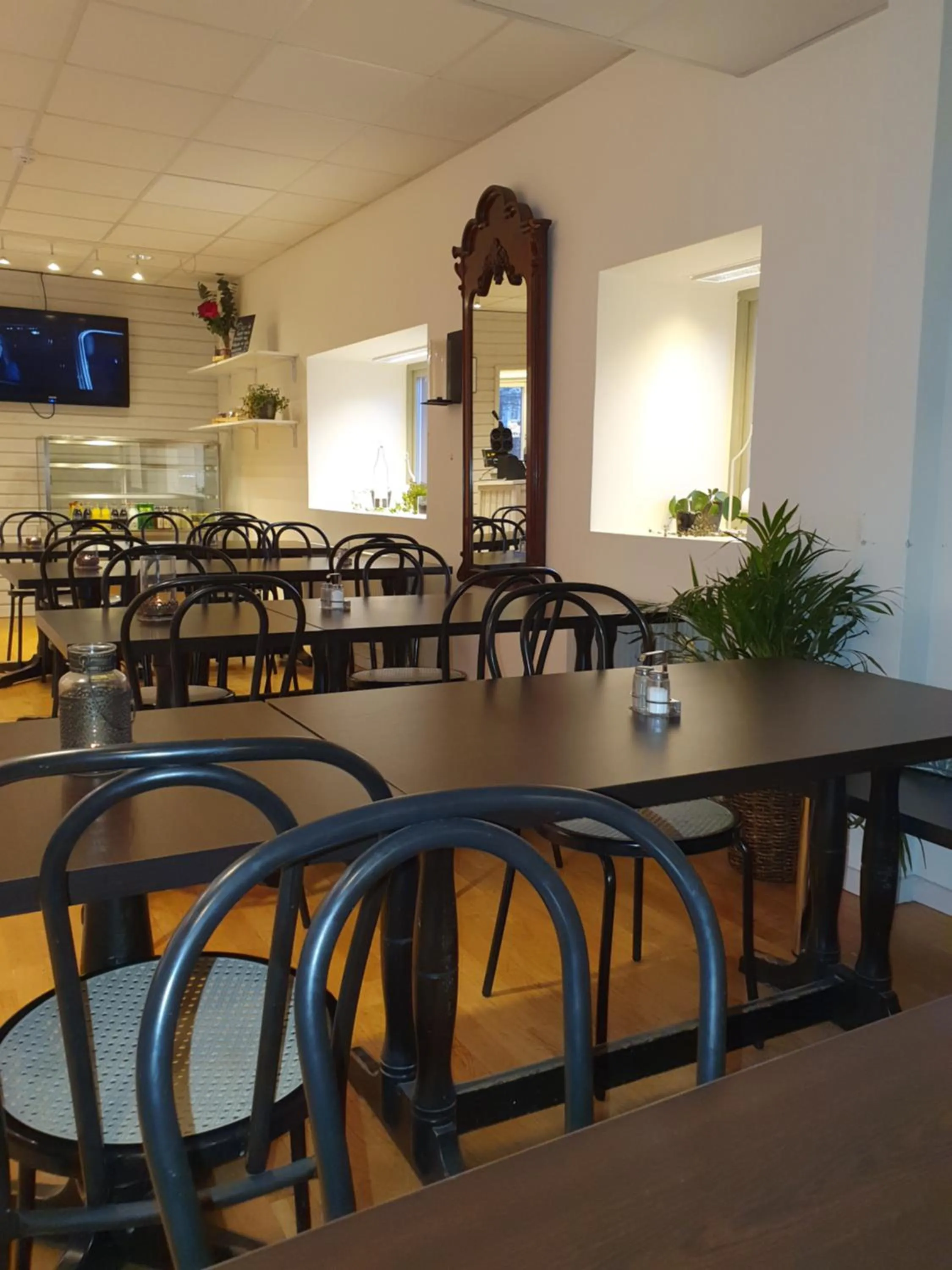 Restaurant/places to eat in Ariston Hotell