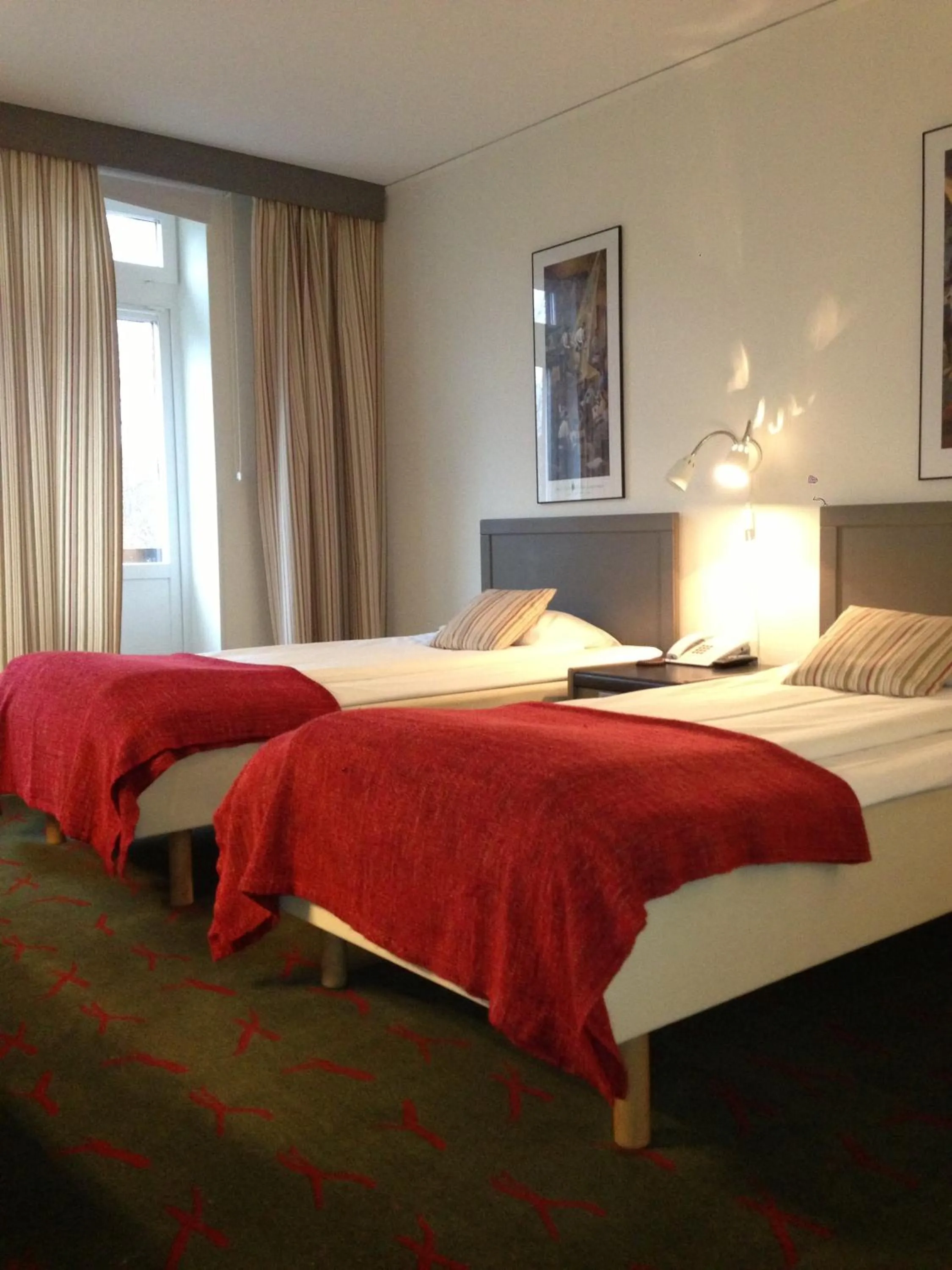 Bed in Ariston Hotell