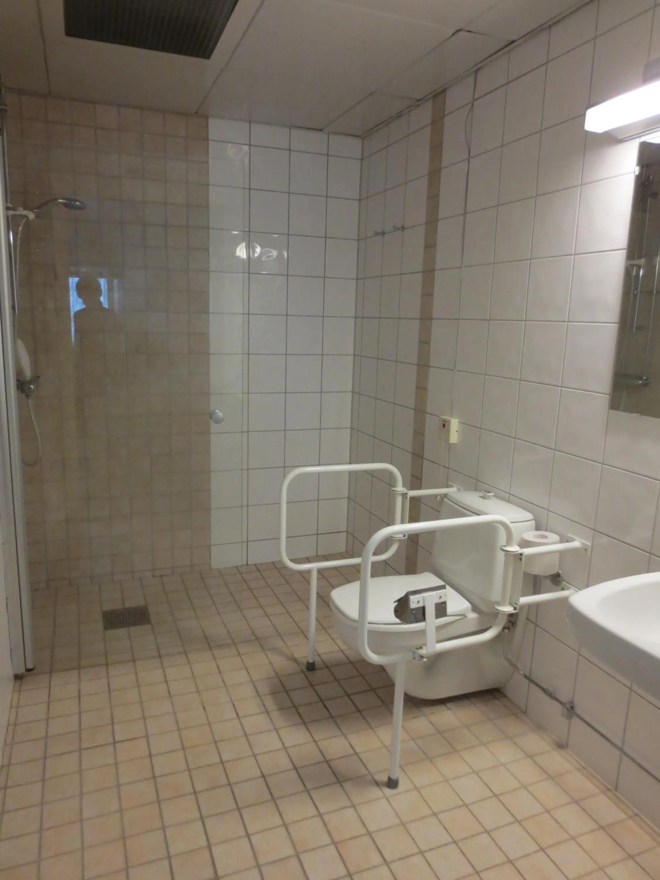 Bathroom in Ariston Hotell