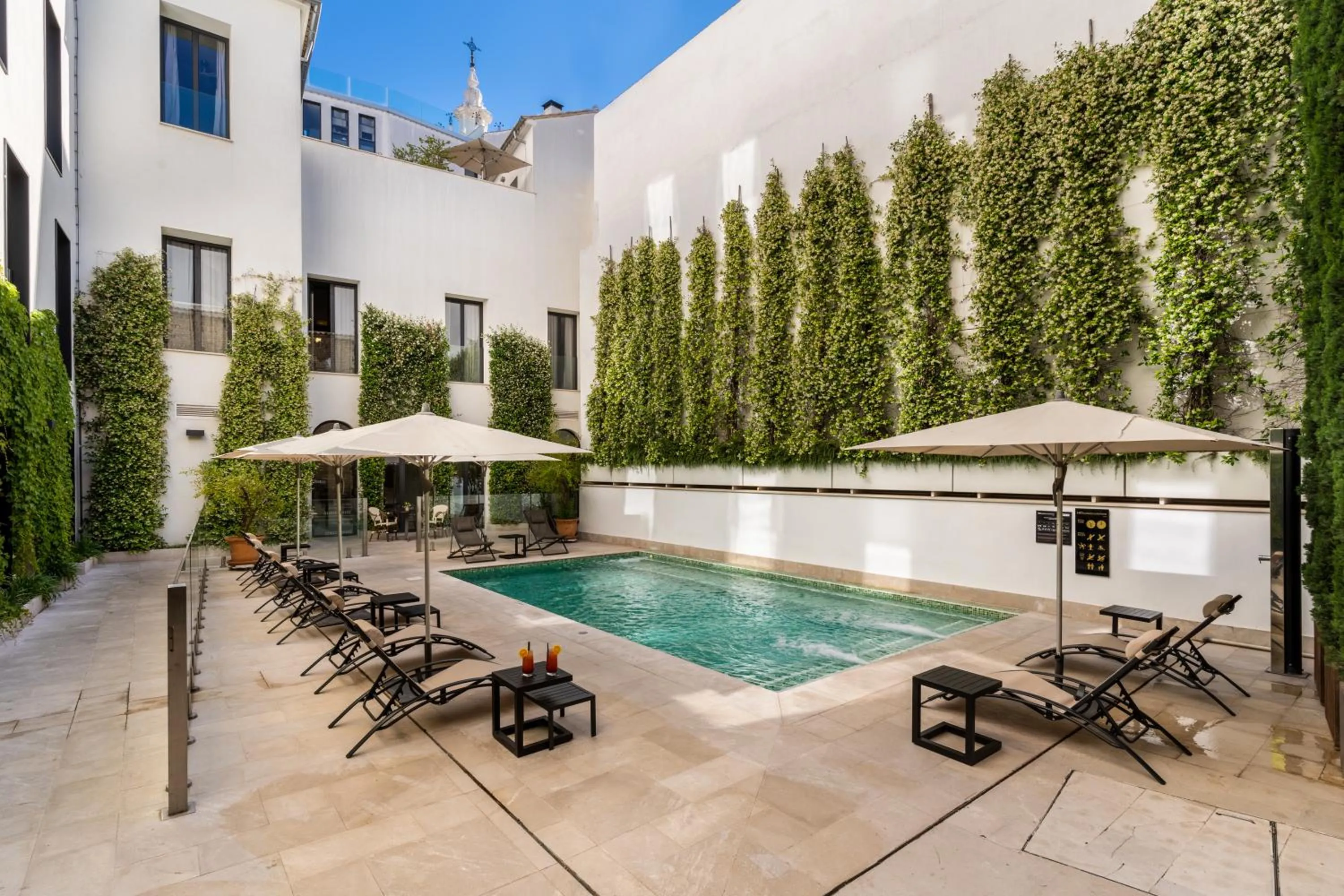 Swimming pool in H10 Palacio Colomera