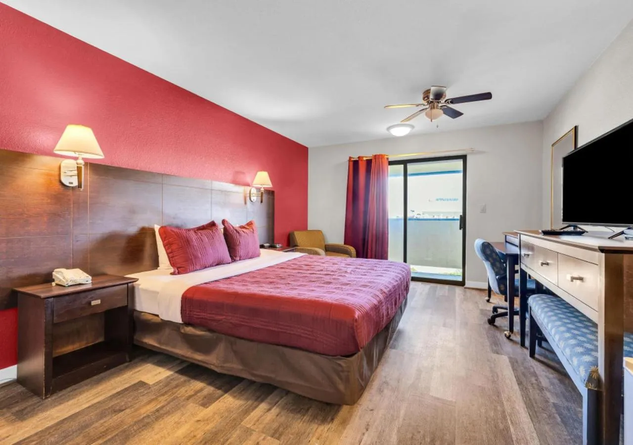 Bedroom, Bed in Bay Breeze Inn