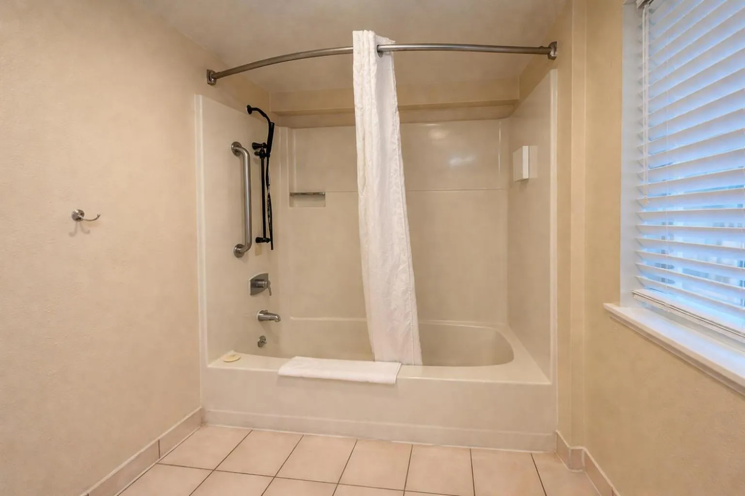 Bath in Bay Breeze Inn