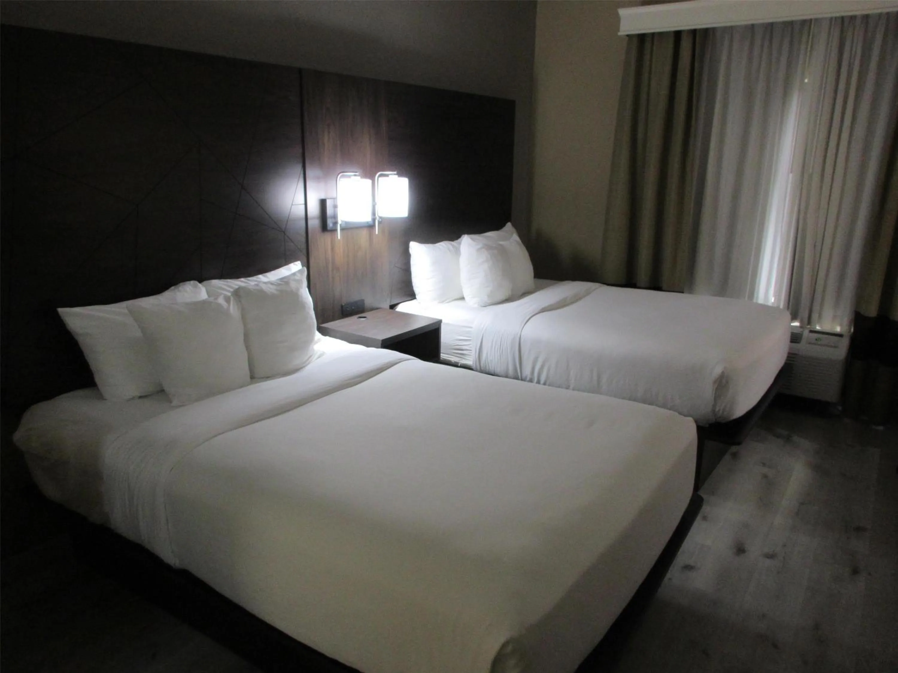 Photo of the whole room, Bed in Best Western Kenner