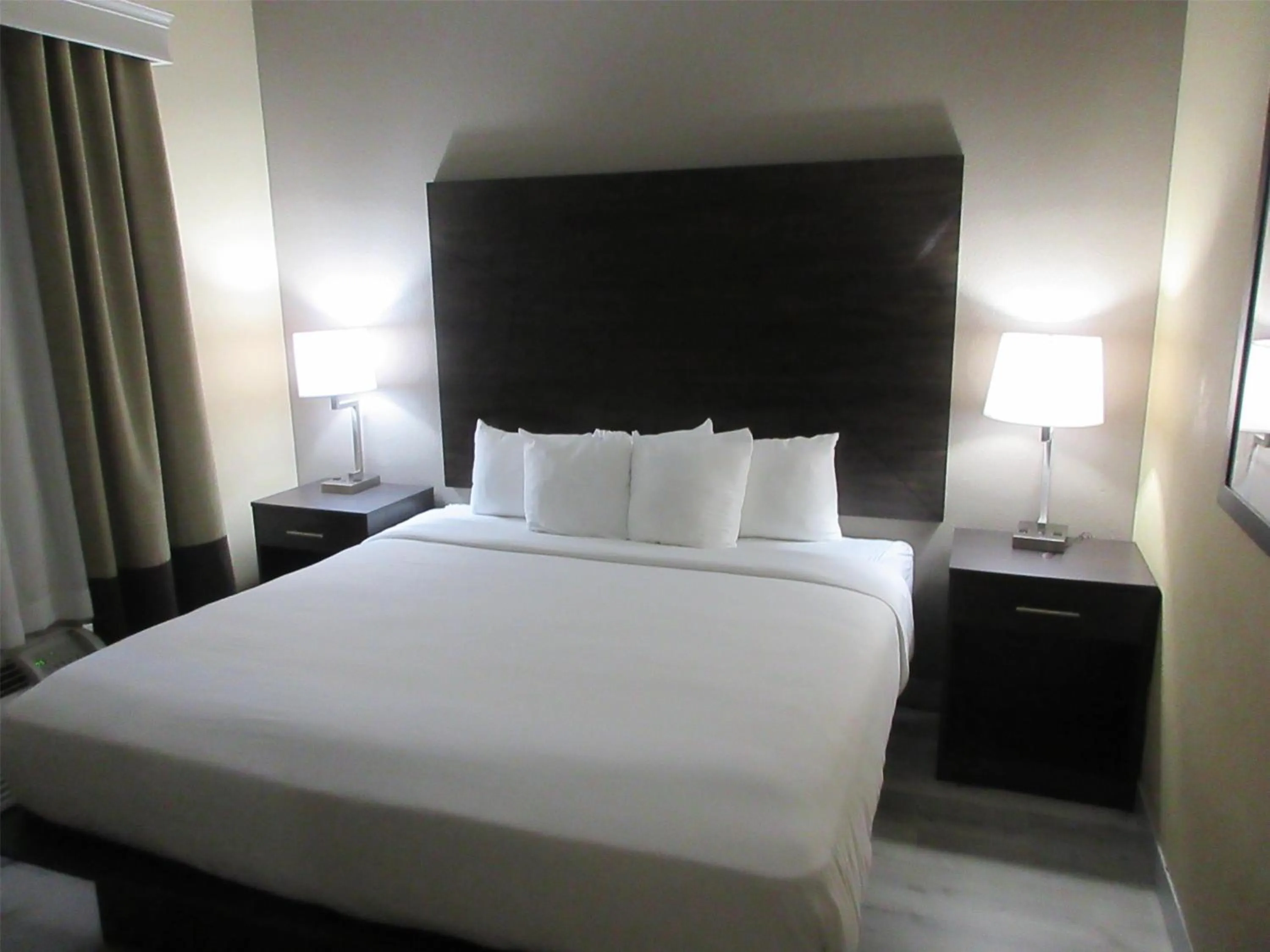 Photo of the whole room, Bed in Best Western Kenner