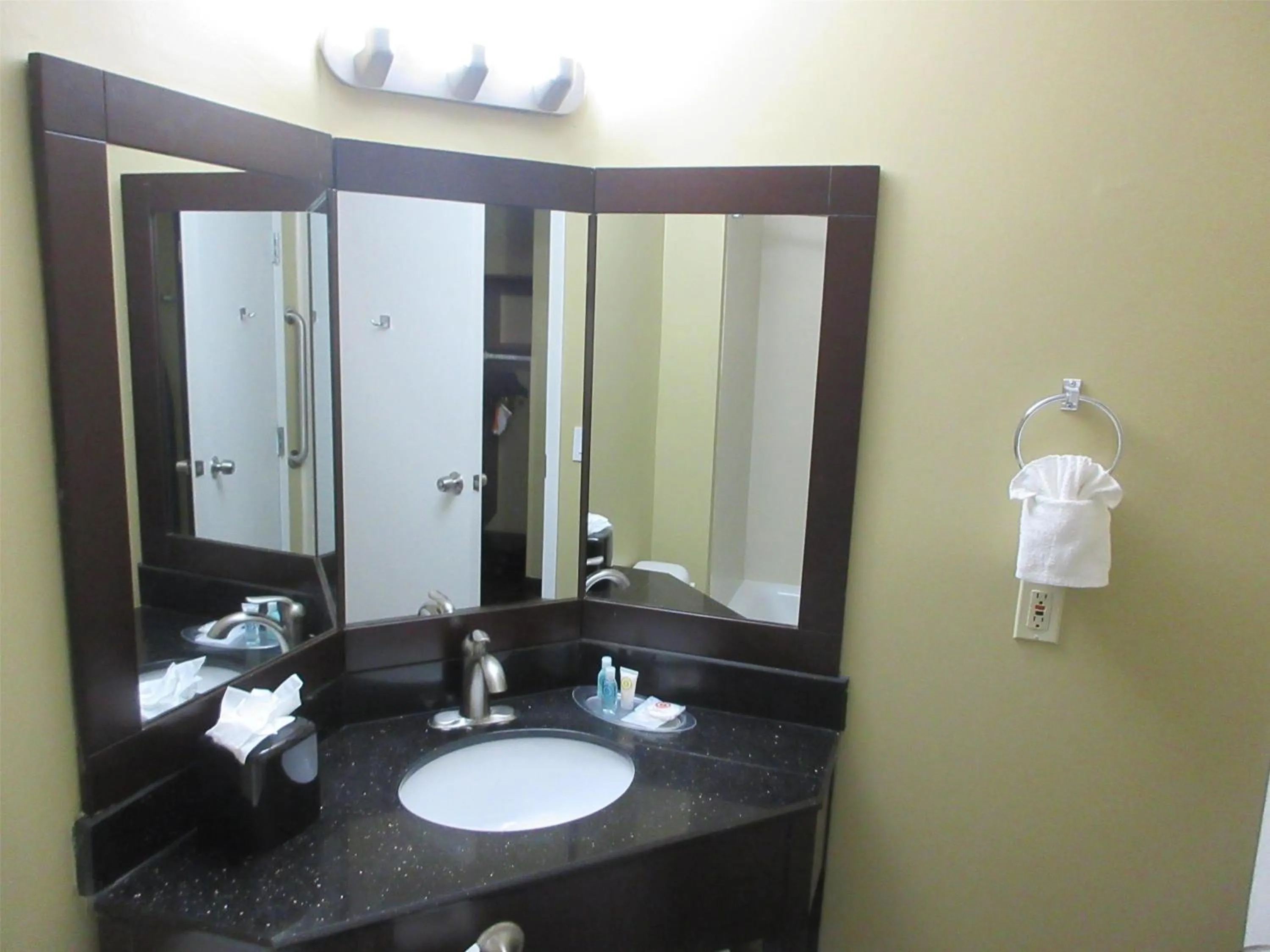 Bathroom in Best Western Kenner