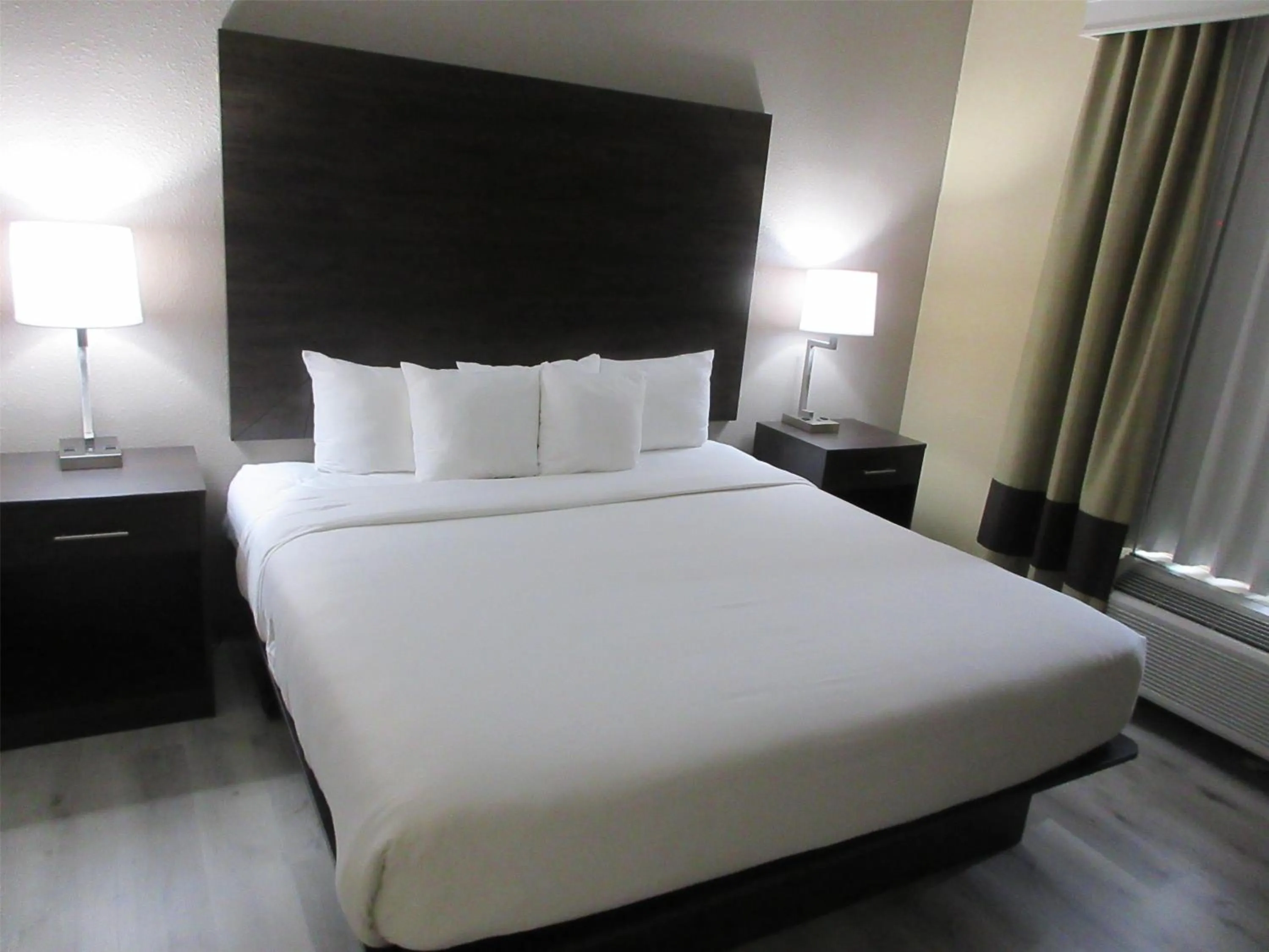 Photo of the whole room, Bed in Best Western Kenner