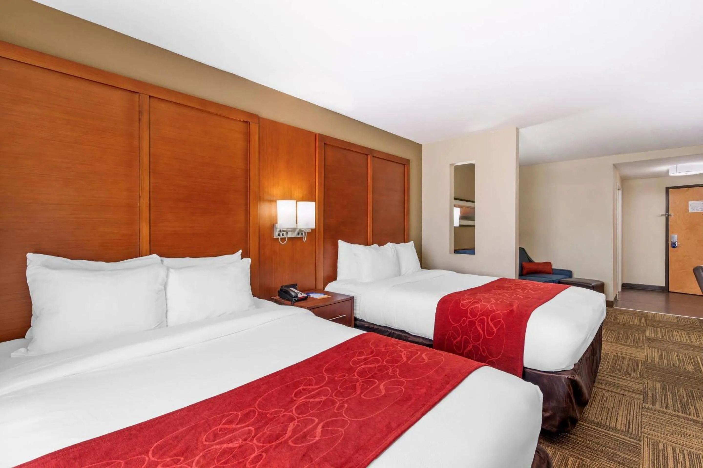 Bedroom, Bed in Comfort Suites Brunswick