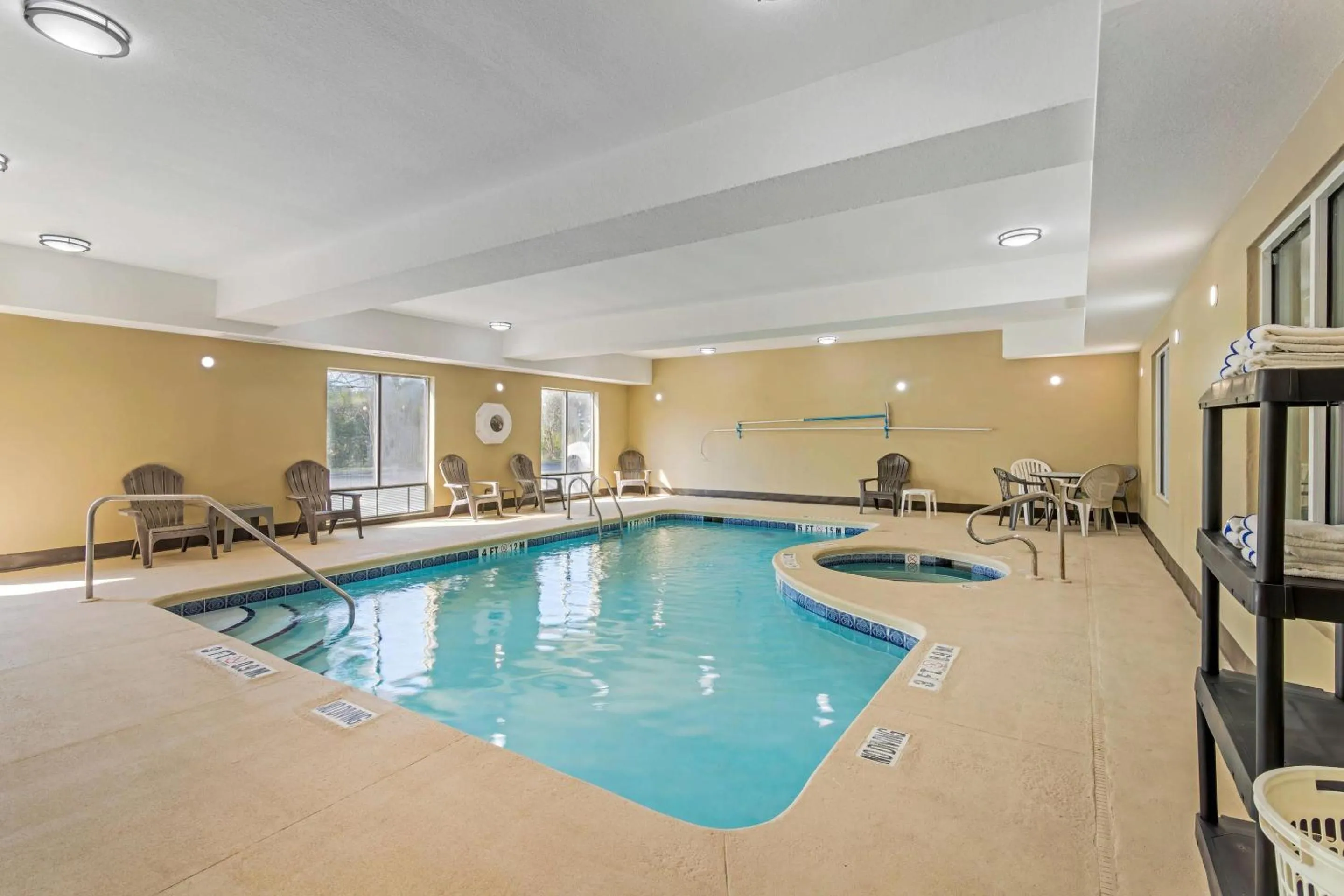 Swimming pool in Comfort Suites Brunswick