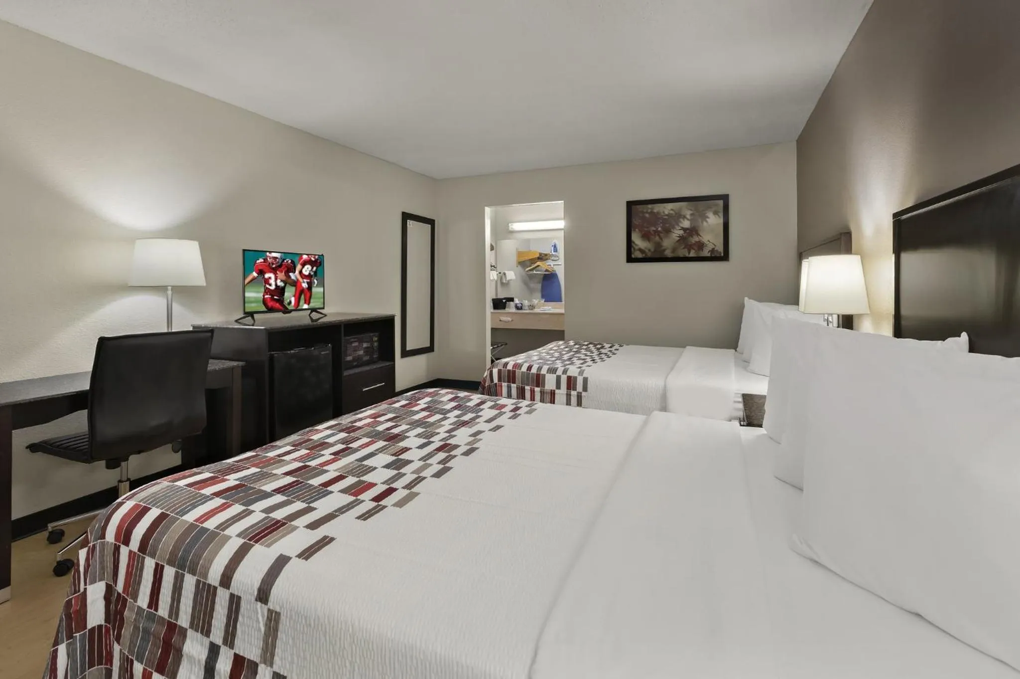 Photo of the whole room, Bed in Red Roof Inn & Suites Cave City