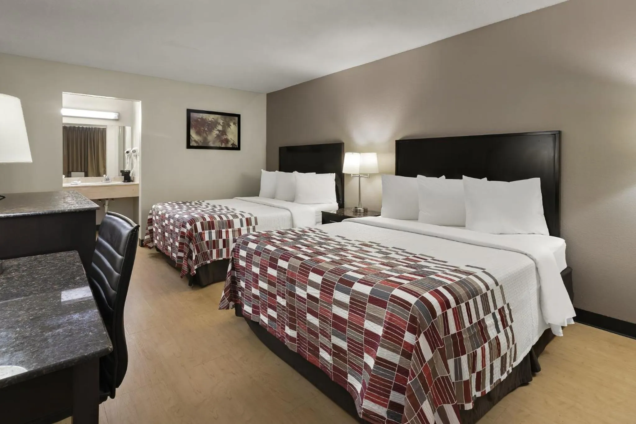 Photo of the whole room, Bed in Red Roof Inn & Suites Cave City