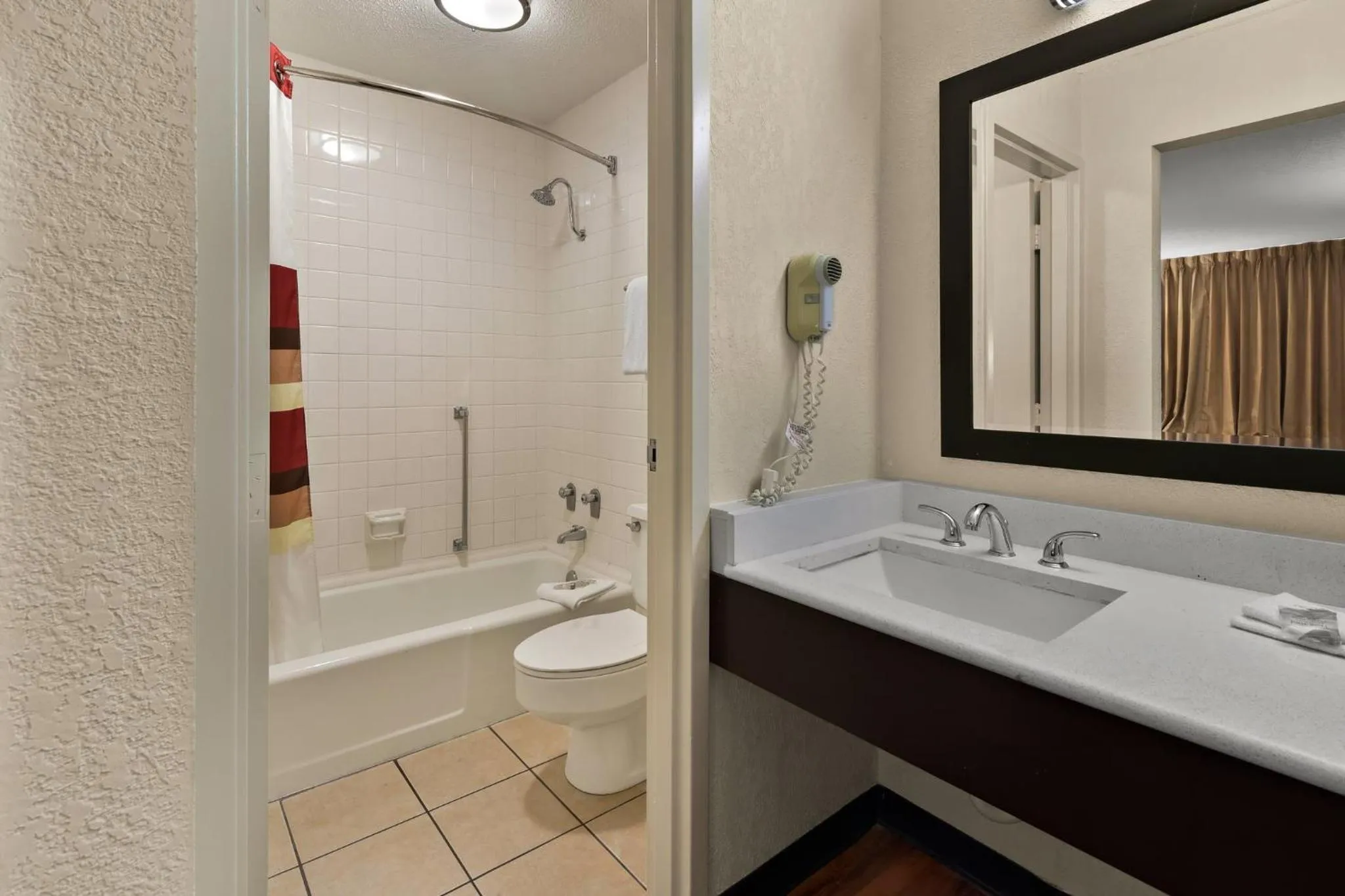 Bathroom in Red Roof Inn & Suites Cave City