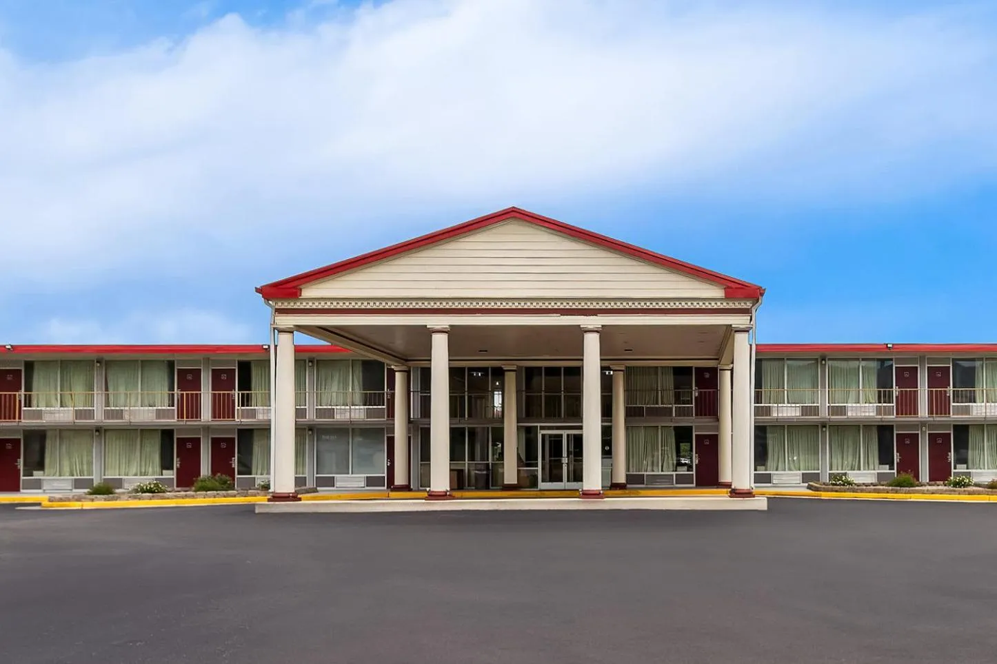 Property building in Red Roof Inn & Suites Cave City