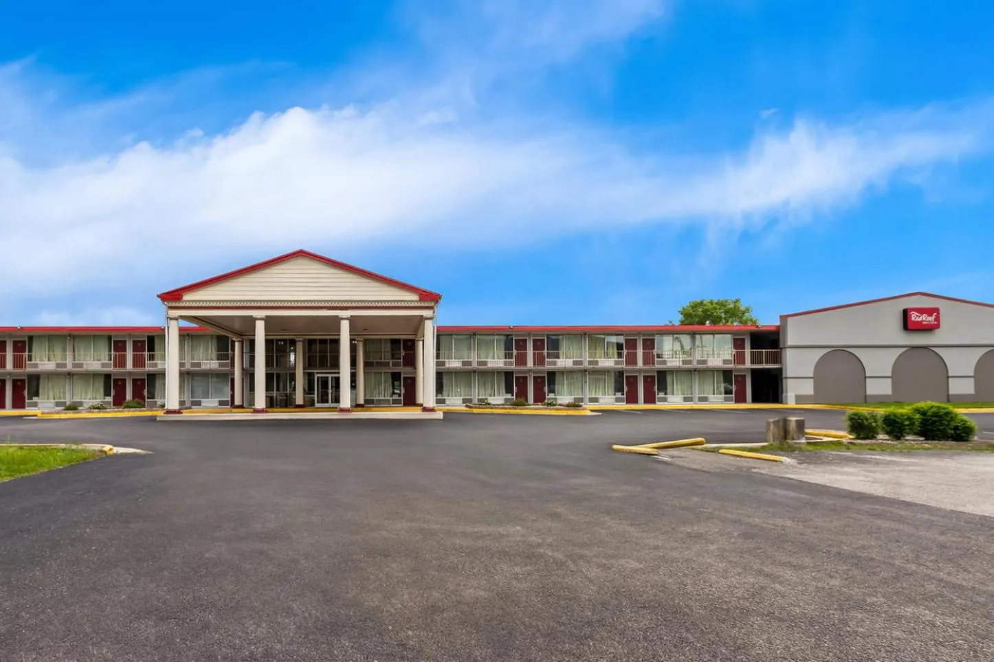 Property building in Red Roof Inn & Suites Cave City