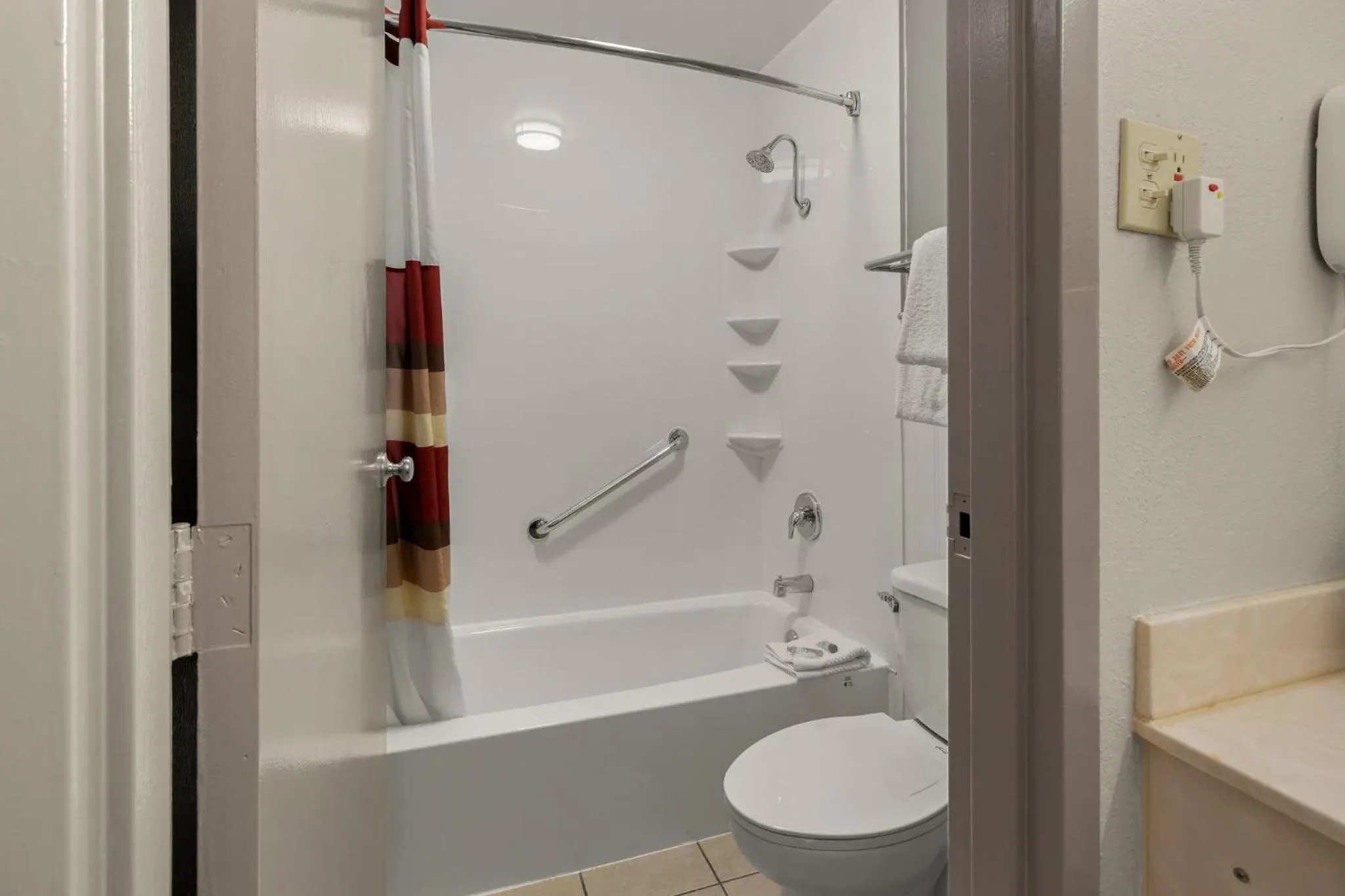 Bathroom in Red Roof Inn & Suites Cave City