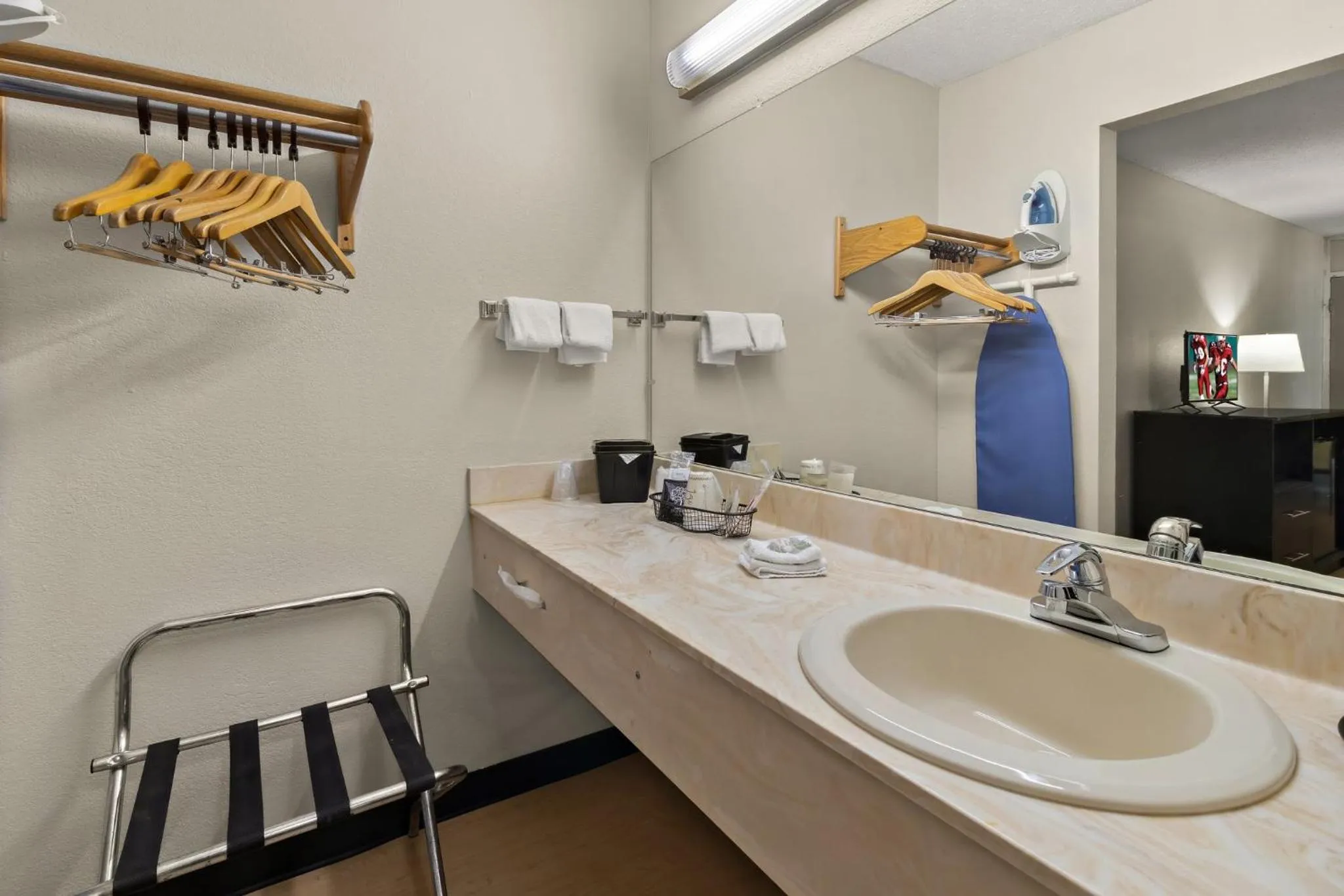 Bathroom in Red Roof Inn & Suites Cave City