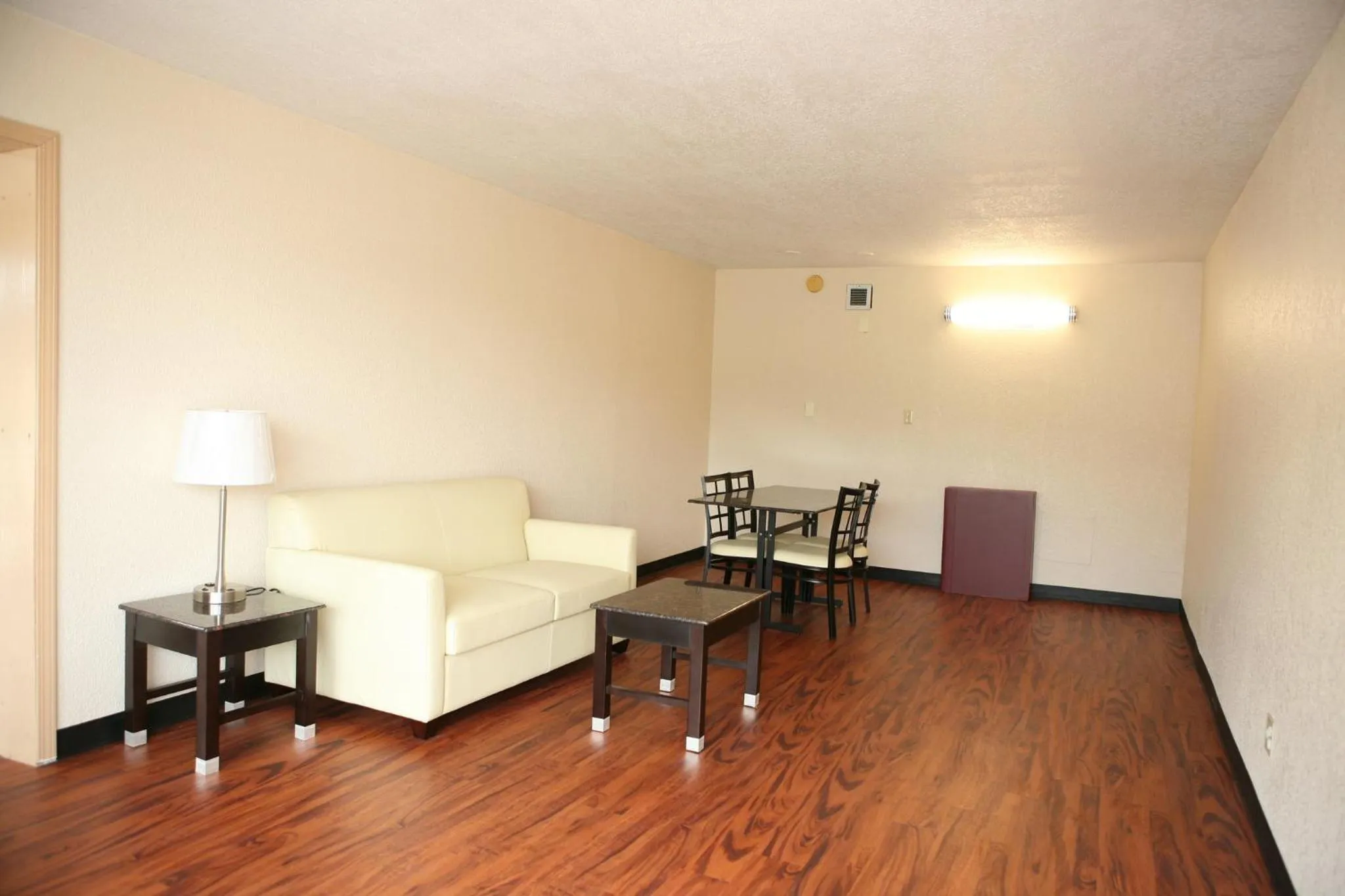 Photo of the whole room in Red Roof Inn & Suites Cave City