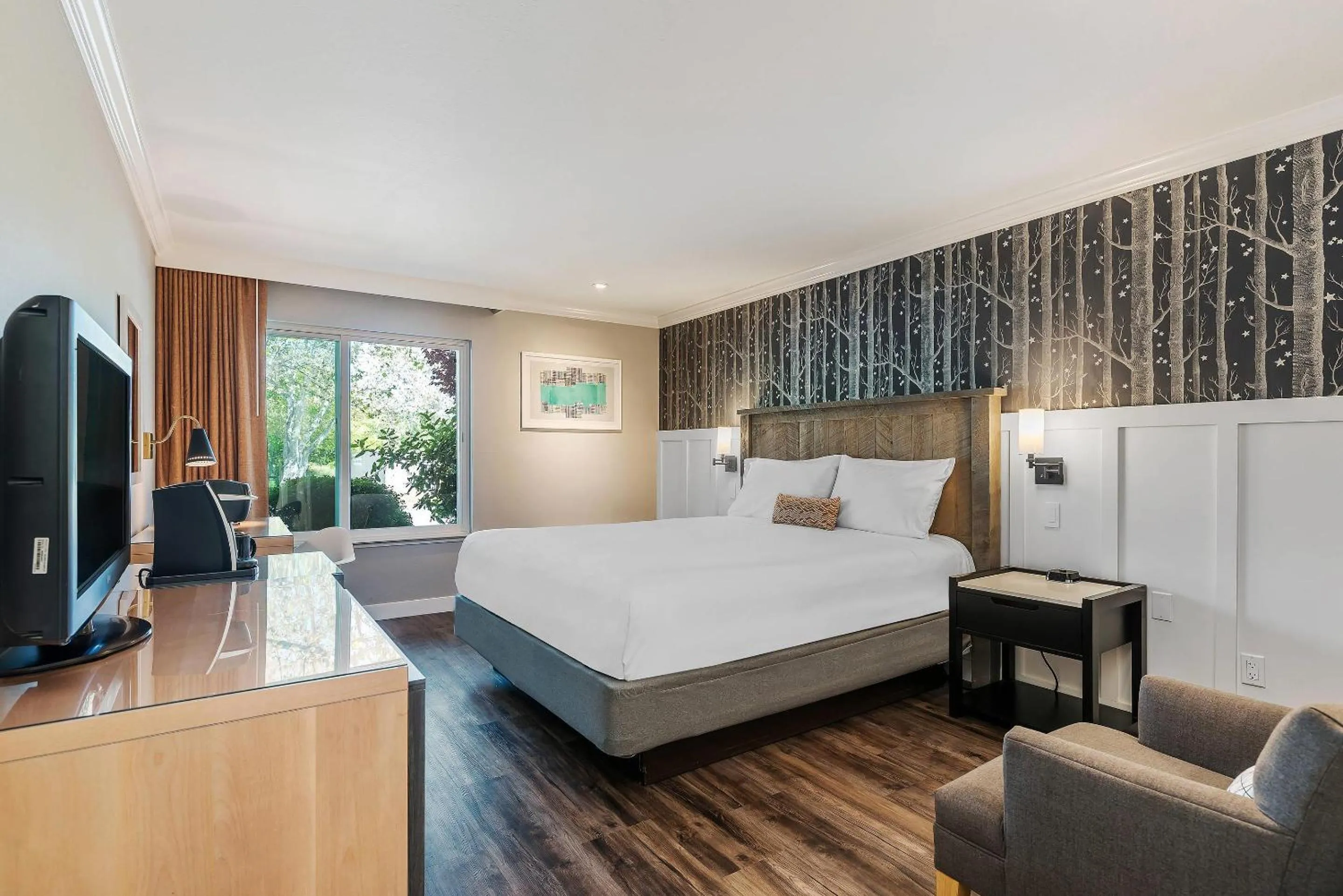 Bedroom, Bed in UpValley Inn & Hot Springs, an Ascend Collection Hotel