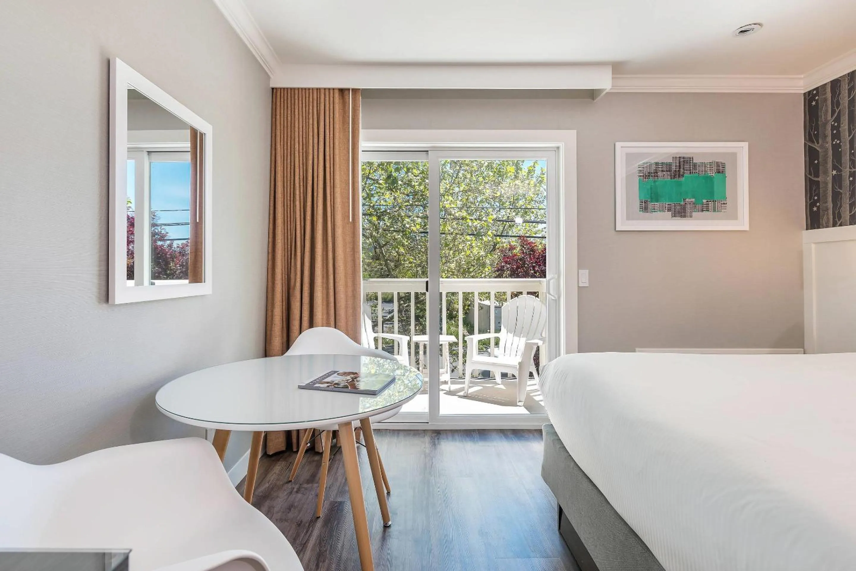 Bedroom, Bed in UpValley Inn & Hot Springs, an Ascend Collection Hotel